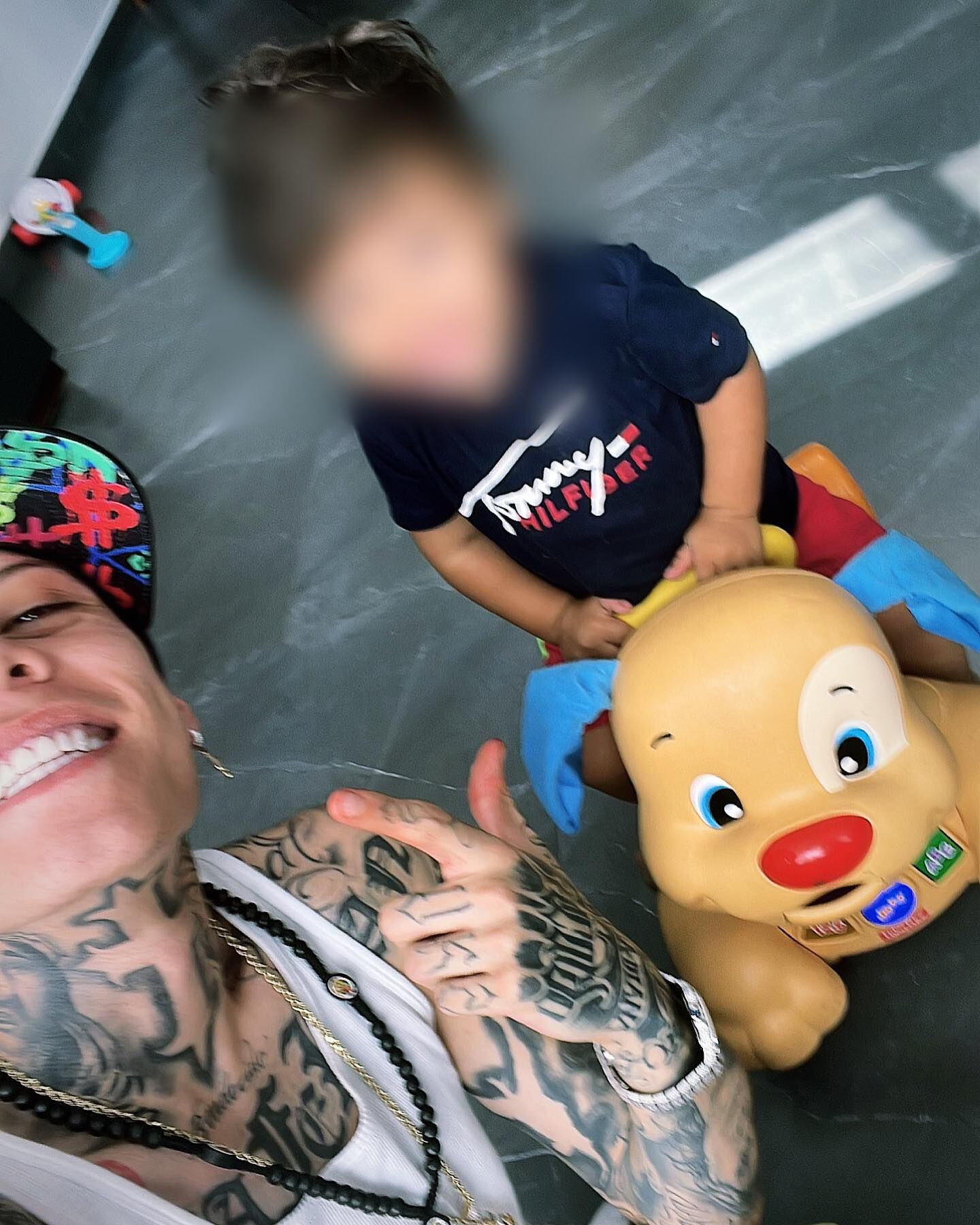 Santa Fe Klan asegura que le dio a su hijo una casa, mista que está deshabitada. (Foto: Facebook @santafeklanoficial)