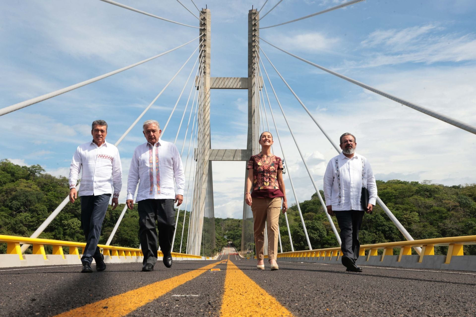 Andrés Manuel López Obrador, presidente de México y Claudia Sheinbaum Pardo, virtual presidenta electa, encabezaron la inauguración del Puente La Concordia .