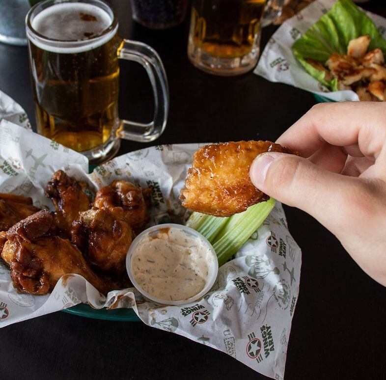 El empresario creó un concepto de venta de alitas de pollo con cerveza. (Foto: Instagram @wingsarmymx)
