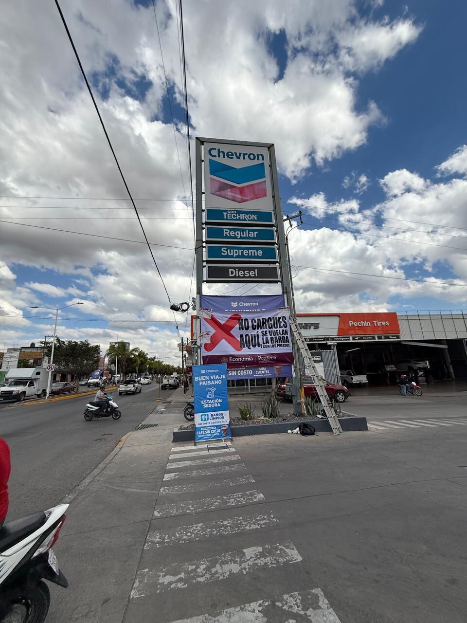 La Profeco también colocó lonas en una gasolinera de la empresa Chevron en León, Guanajuato. 