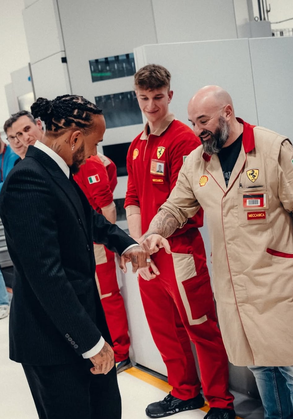 Lewis Hamilton convive con los trabajadores de Ferrari en su primer día con la escudería.  (Foto: Instagram @scuderiaferrari)