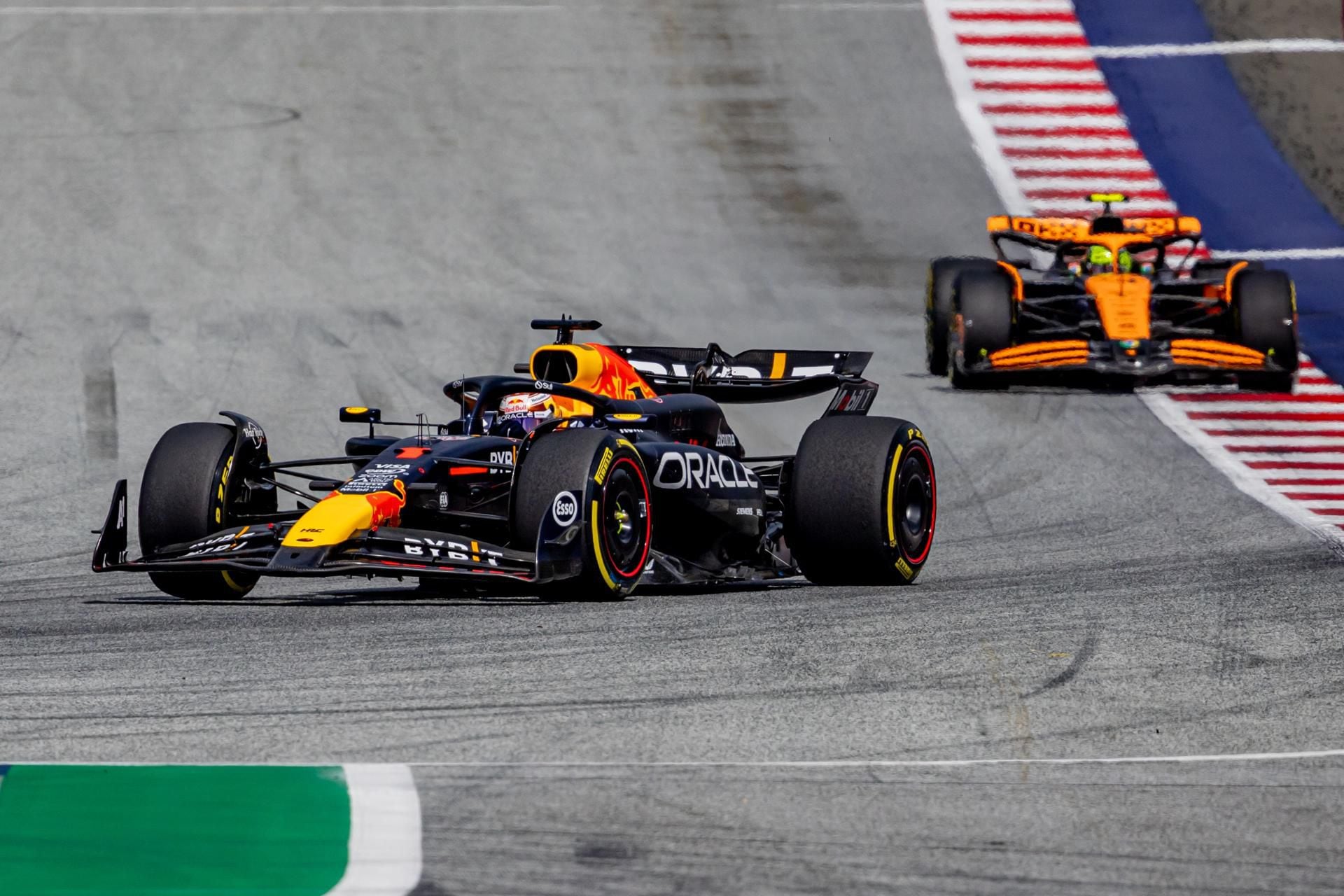 El piloto holandés de Red Bull Racing Max Verstappen lidera delante del piloto británico de McLaren Lando Norris durante el Gran Premio de Austria de Fórmula Uno, en Spielberg, Austria, el 30 de junio de 2024. (Foto: EFE).