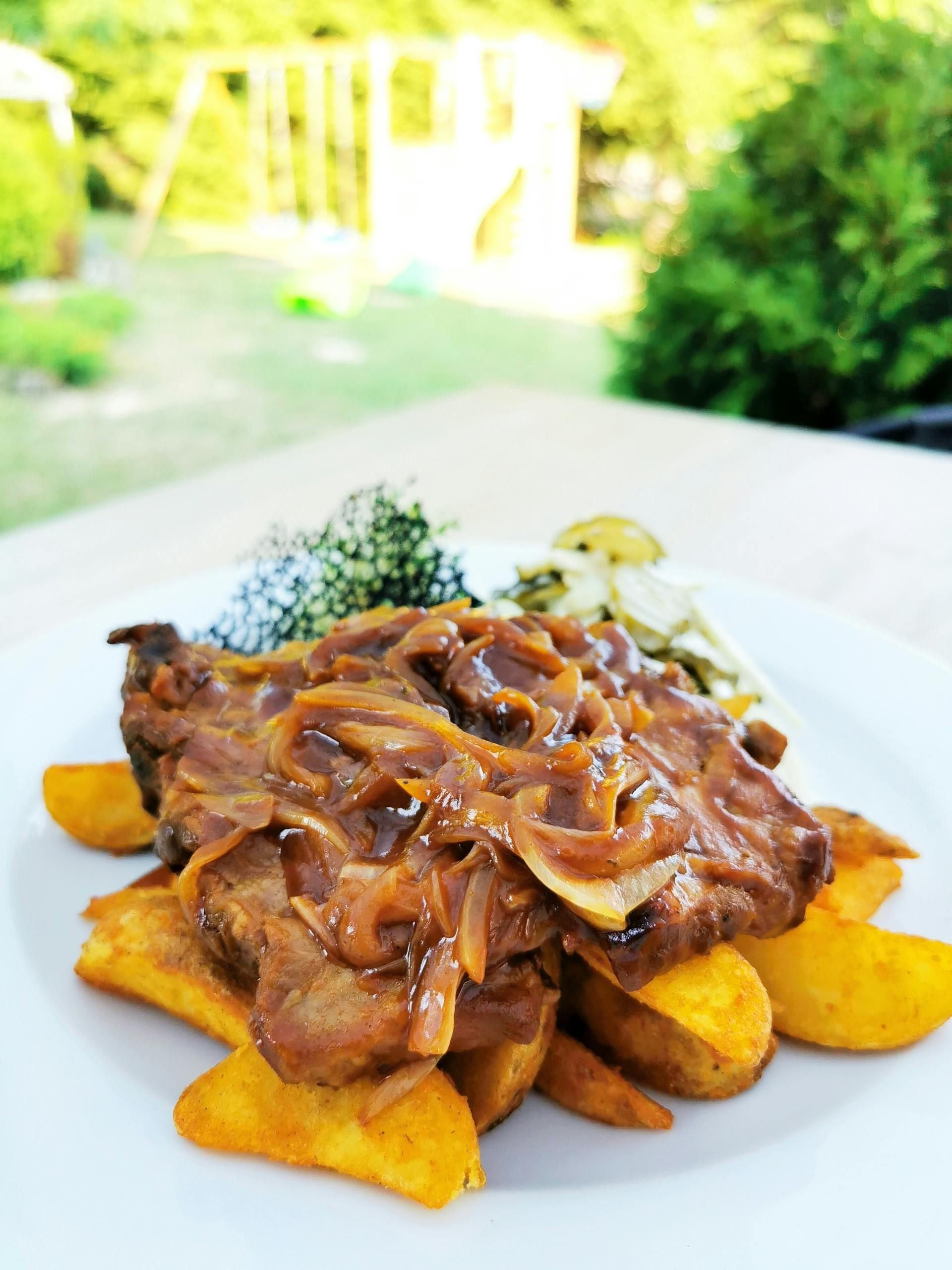 El hígado de pollo se puede preparar encebollado, igual que el de res. (Foto: Pexels)