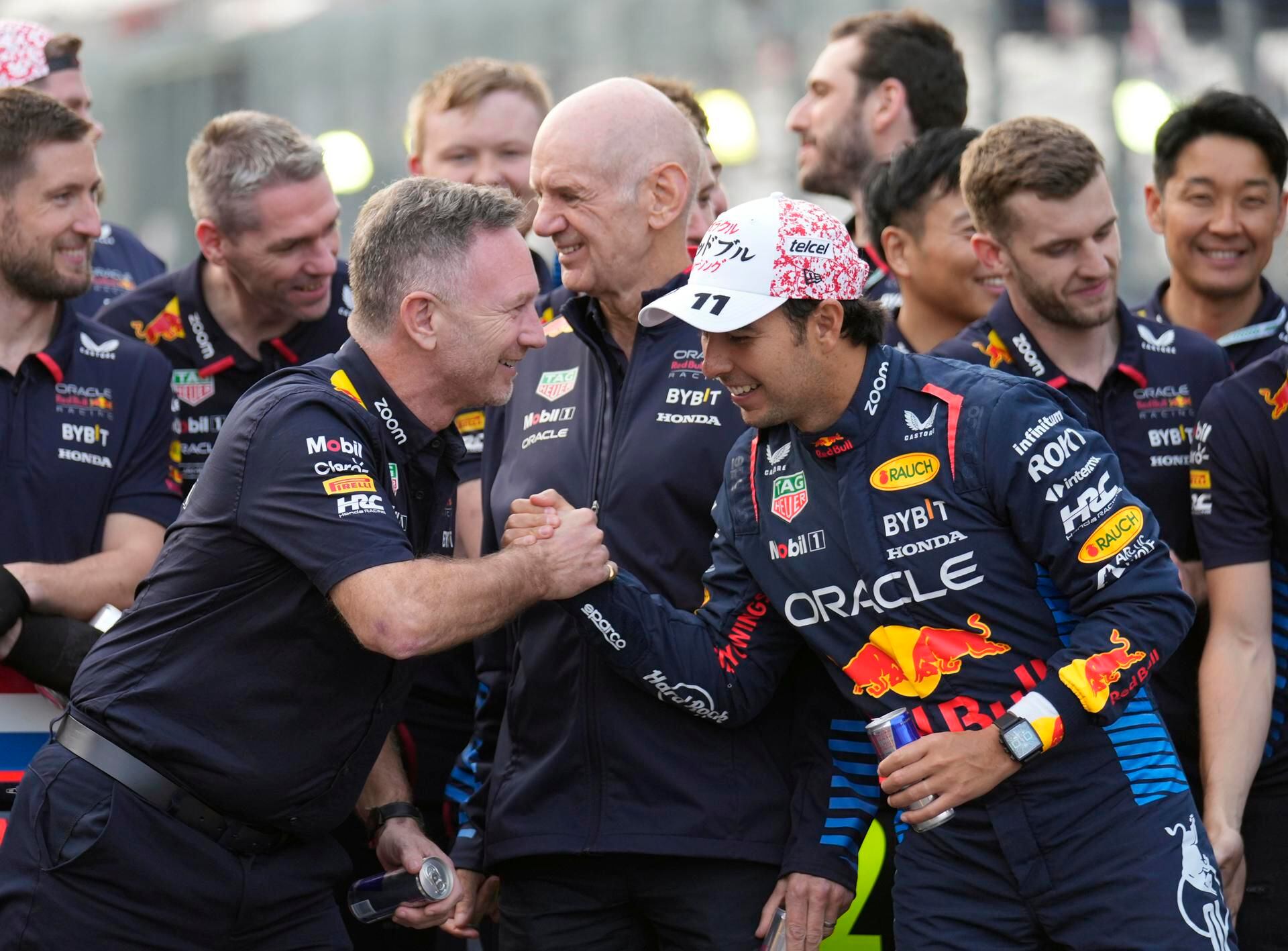 El director del equipo Red Bull Racing, Christian Horner (i), felicita al piloto mexicano Sergio Pérez tras lograr un doblete en el Gran Premio de Japón de Fórmula Uno en el Suzuka International Racing Course en Suzuka, Japón, 07 de abril de 2024. (Foto: EFE).