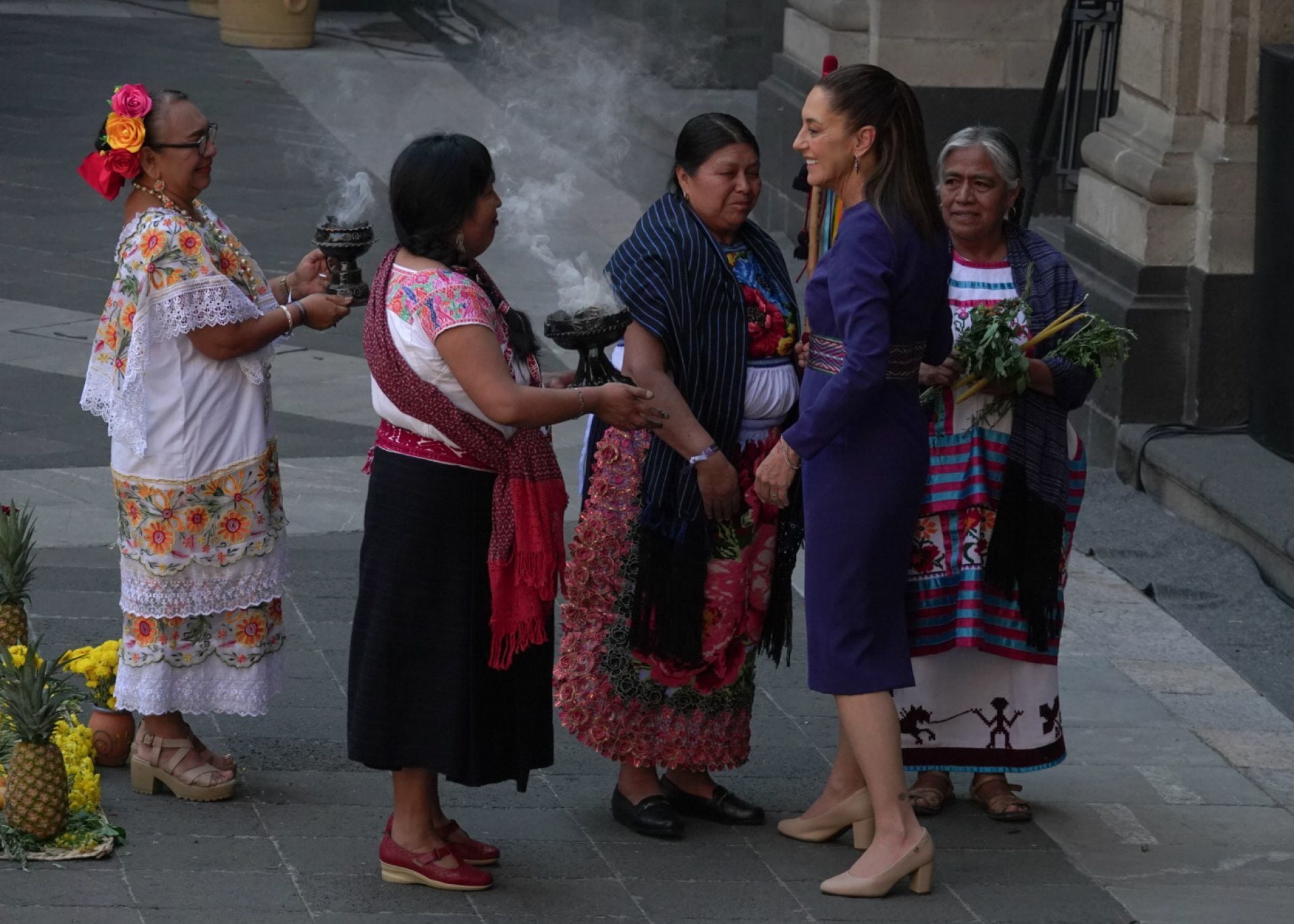 Previo a la conmemoración del Día Internacional de las Mujeres, la presidenta Sheinbaum recibió un bastón de mando indígena.