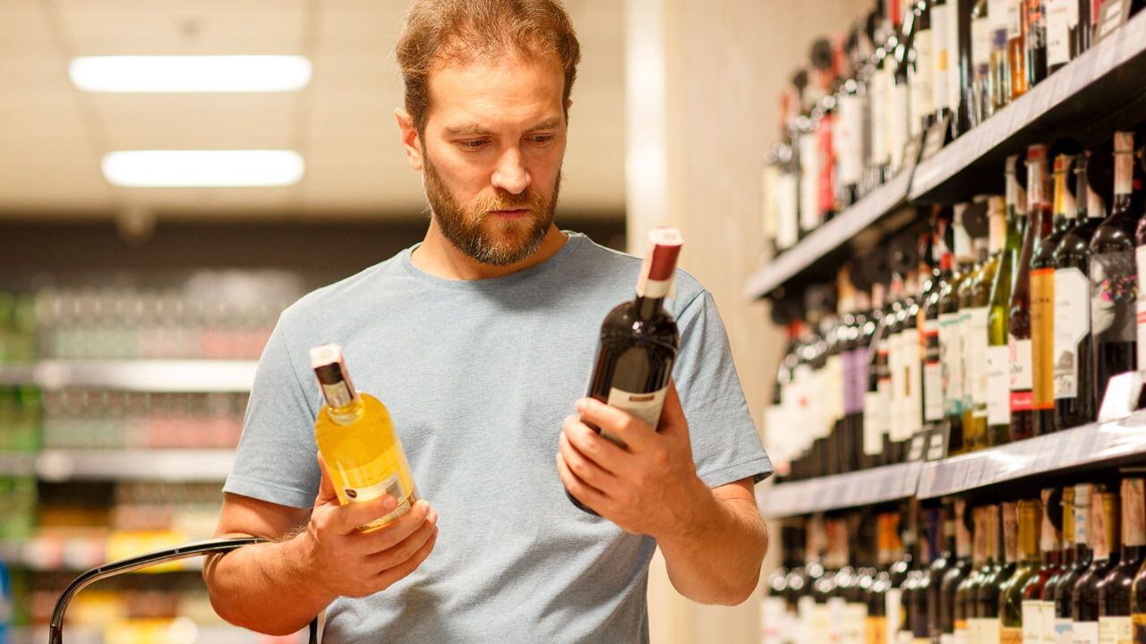 Consumir alcohol adulterado puede ser un riesgo para la salud.