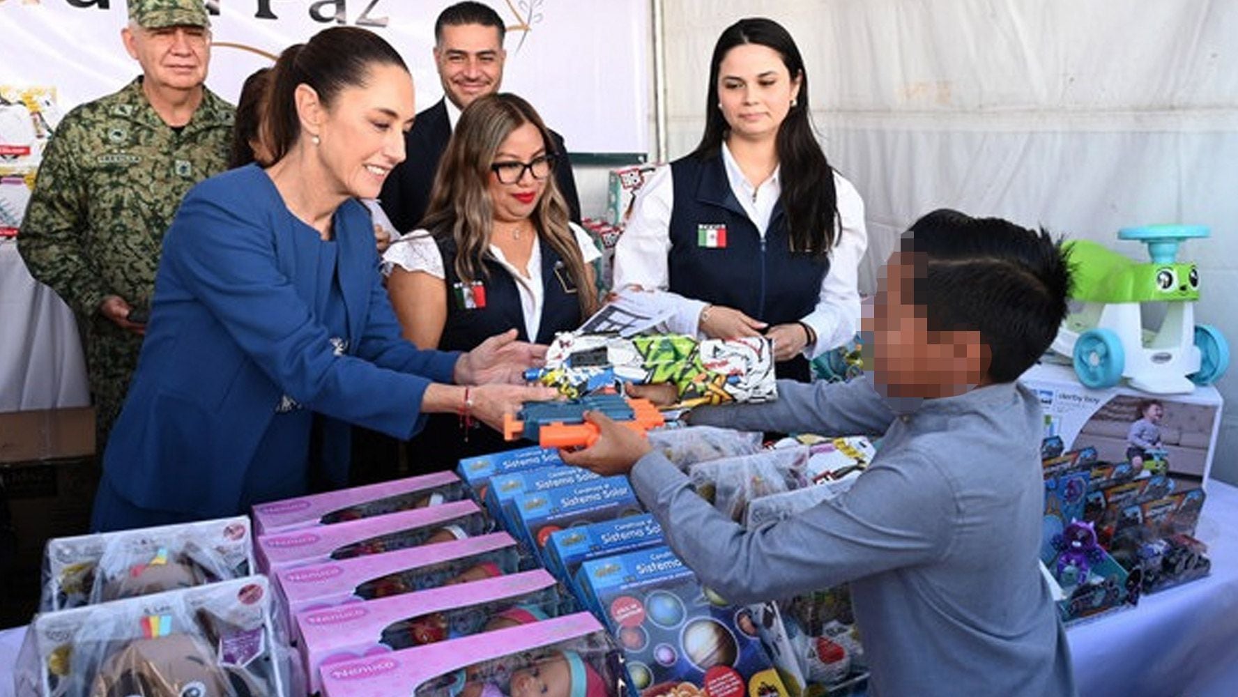 Los menores de edad también participan en el canje de armas, al entregar juguetes bélicos. (Gobierno de México)