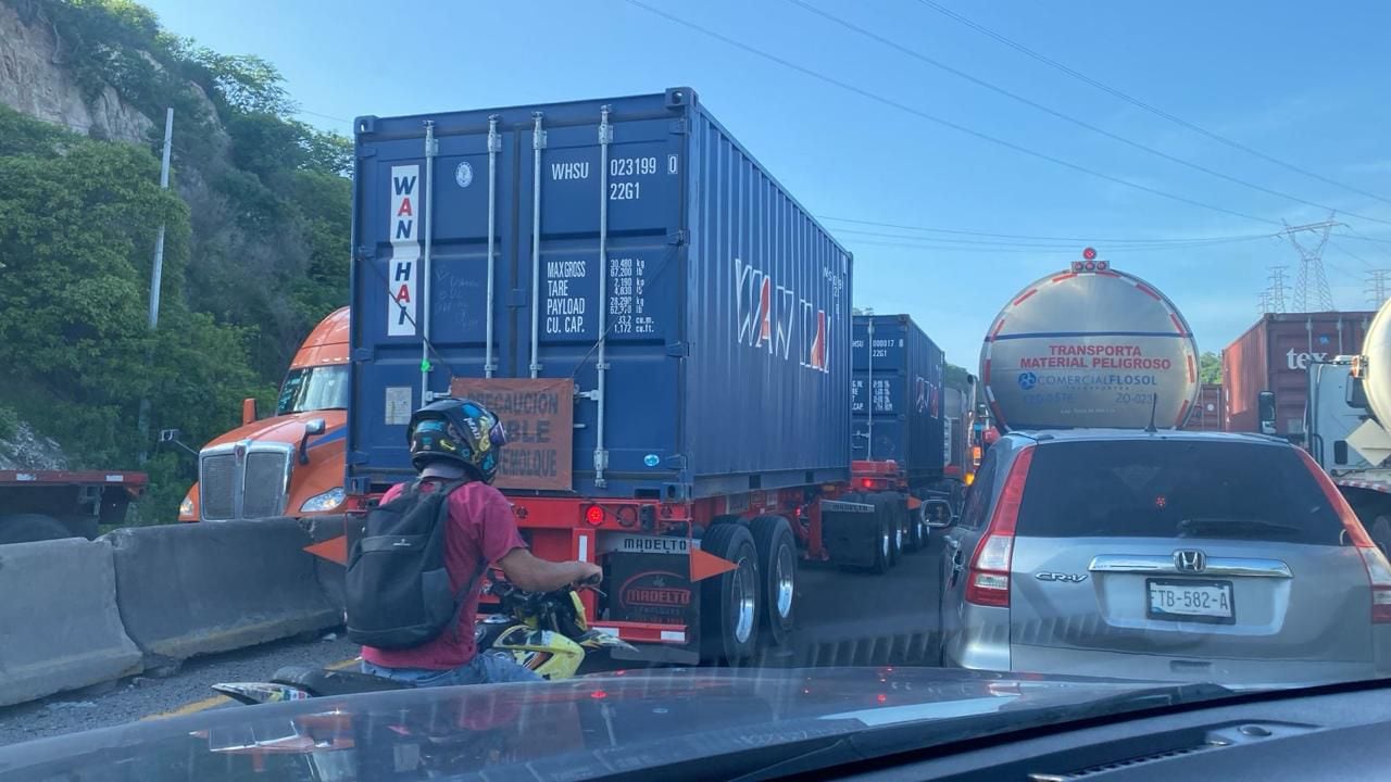 El atasco se atribuye a la eliminación de un patio en ayudaba a controlar la circulación de uno de los puertos con más actividad de México.