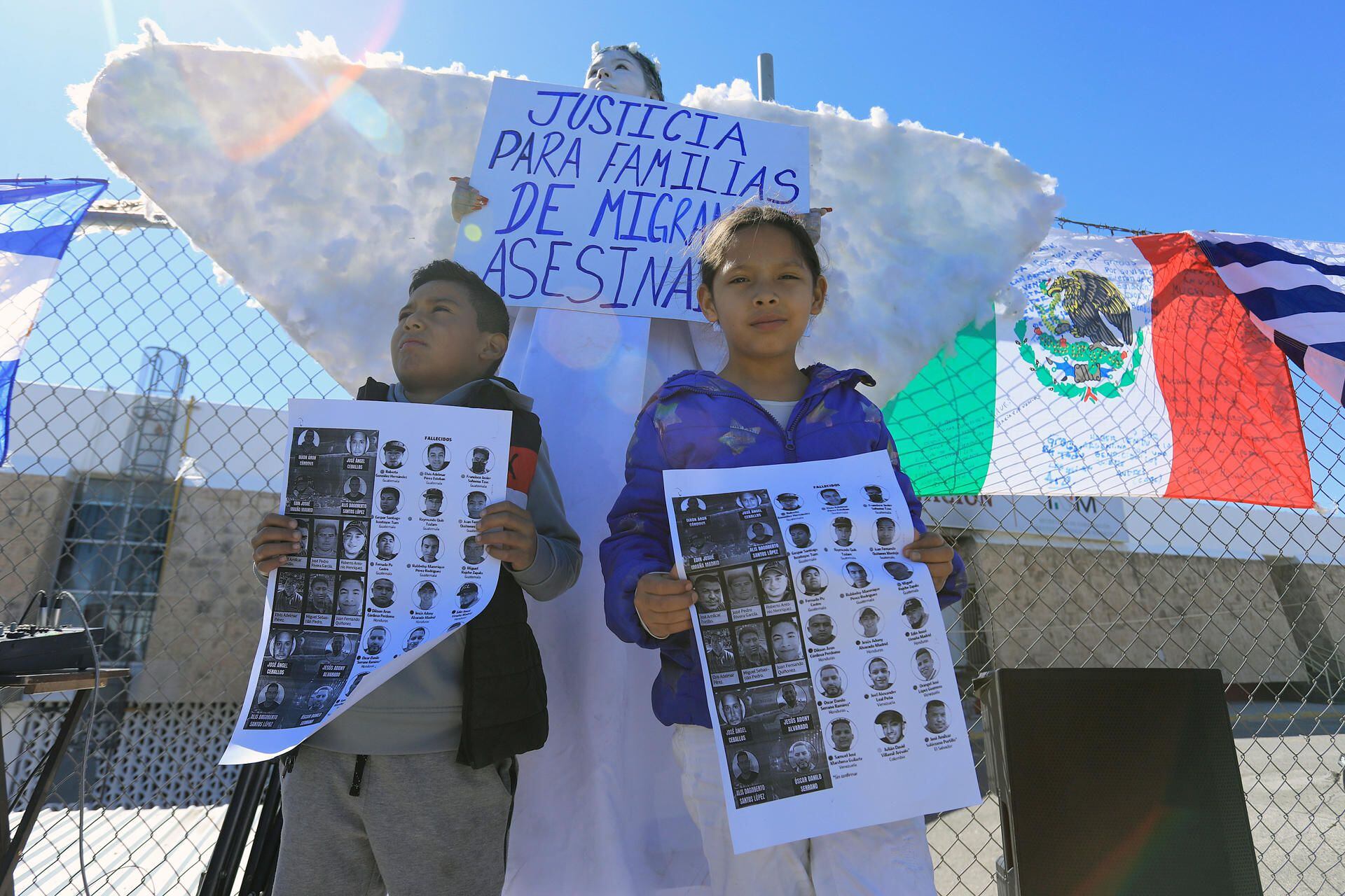 El colectivo por la paz a favor de los migrantes 'Ángeles Mensajeros' se manifestó este miércoles para pedir justicia por los 40 migrantes que murieron encerrados en un centro de Ciudad Juárez.