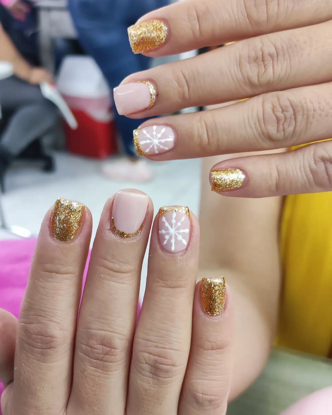 El glitter dorado es uno de los imperdibles en la tendencia de uñas navideñas este 2024. (Foto: Cortesía Andrea Rosas)