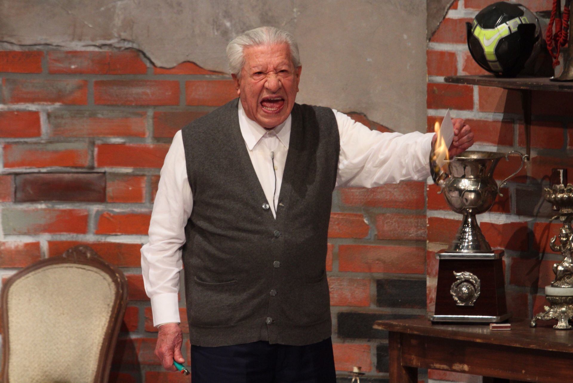 Ignacio López Tarso actuando en la obra de teatro 'Aeroplanos'. (Foto: Cuartoscuro)