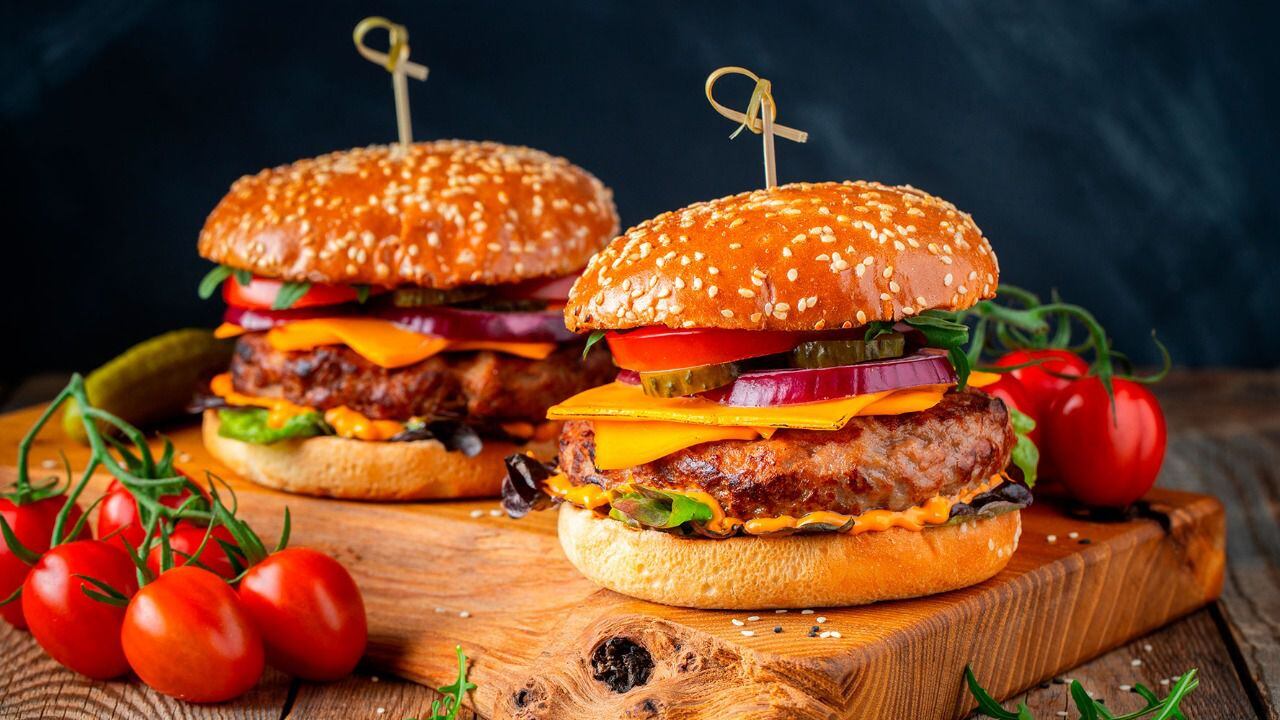 Las hamburguesas se acompañan con varios ingredientes como ketchup. (Foto: Shutterstock).