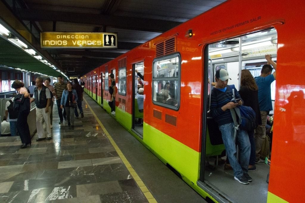 Metro CDMX ‘no se sabe la de avanzar’: Reportan demoras de 10 a 20 minutos en 4 líneas 