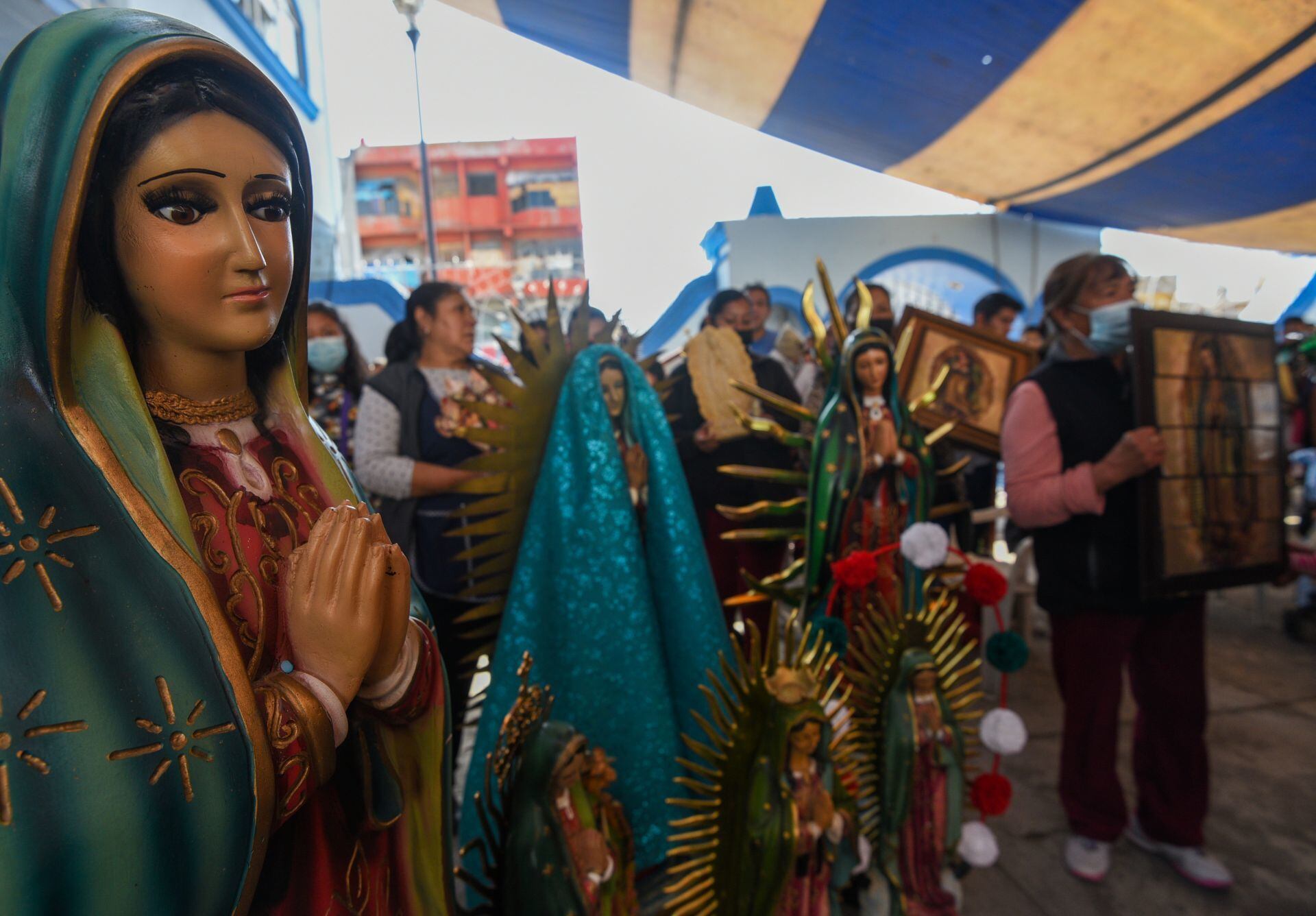 Fieles católicos acuden a escuchar misa por la celebración de la Virgen de Guadalupe. 