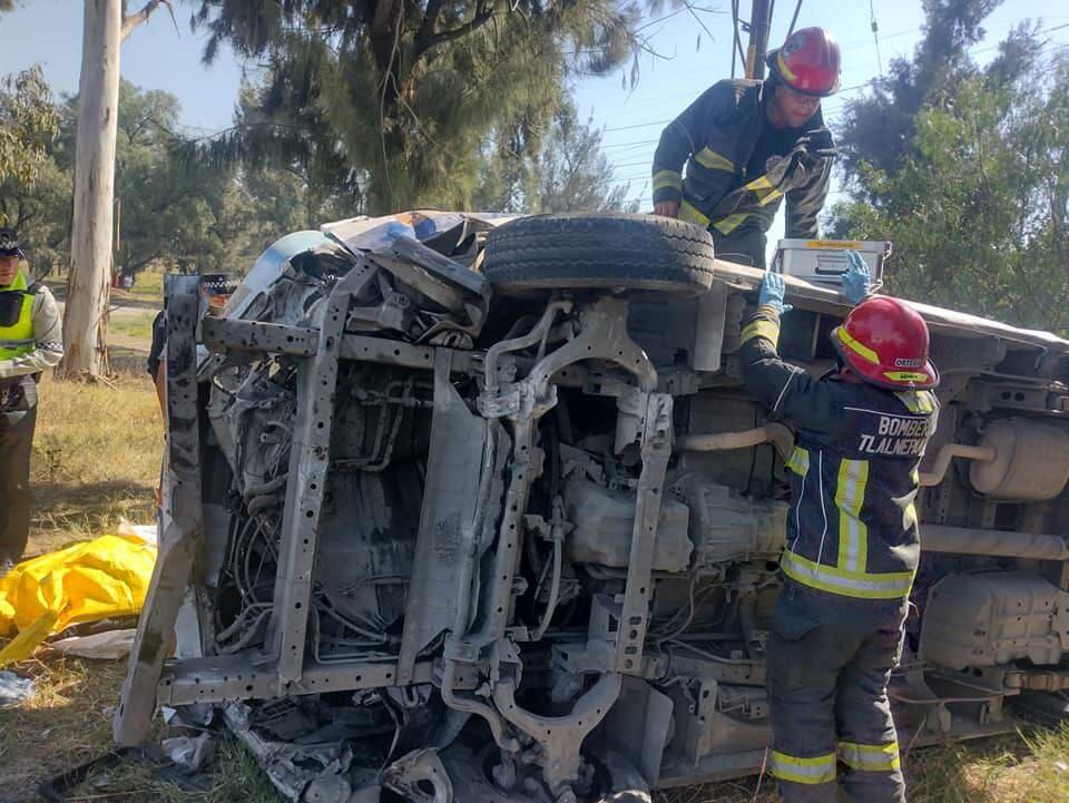 Volcadura de combi en la Autopista México-Pachuca deja 1 muerto y 16 lesionados
