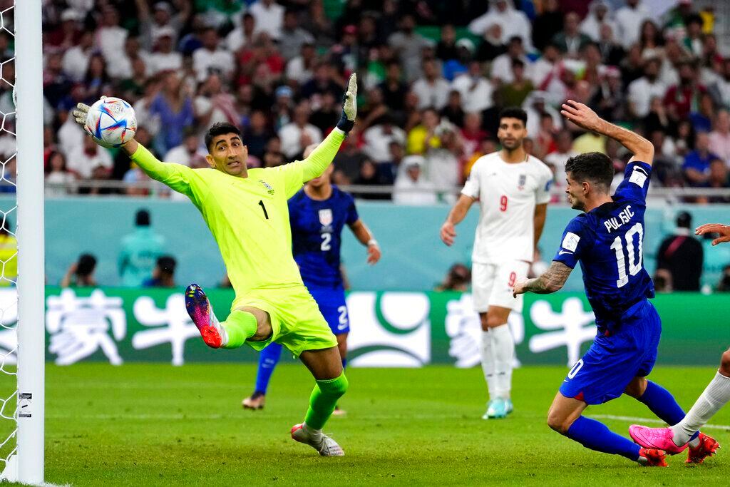 Christian Pulisic (derecha) anota el primer gol de Estados Unidos ante Irán en el partido por el Grupo B del Mundial, el martes 29 de noviembre de 2022, en Doha, Qatar. (AP Foto/Manu Fernández)