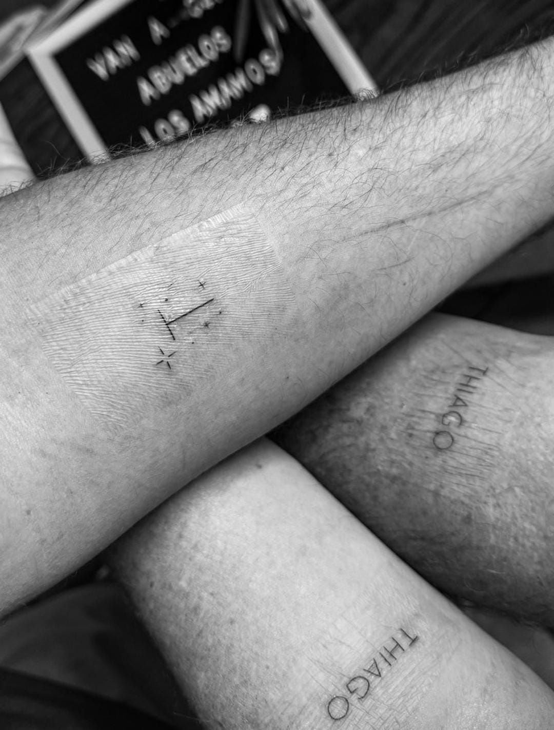 'Los Chicaneros' se tatuaron el nombre de Thiago, bebé que perdió Antonia. (Foto: Instagram @los_chicaneros)