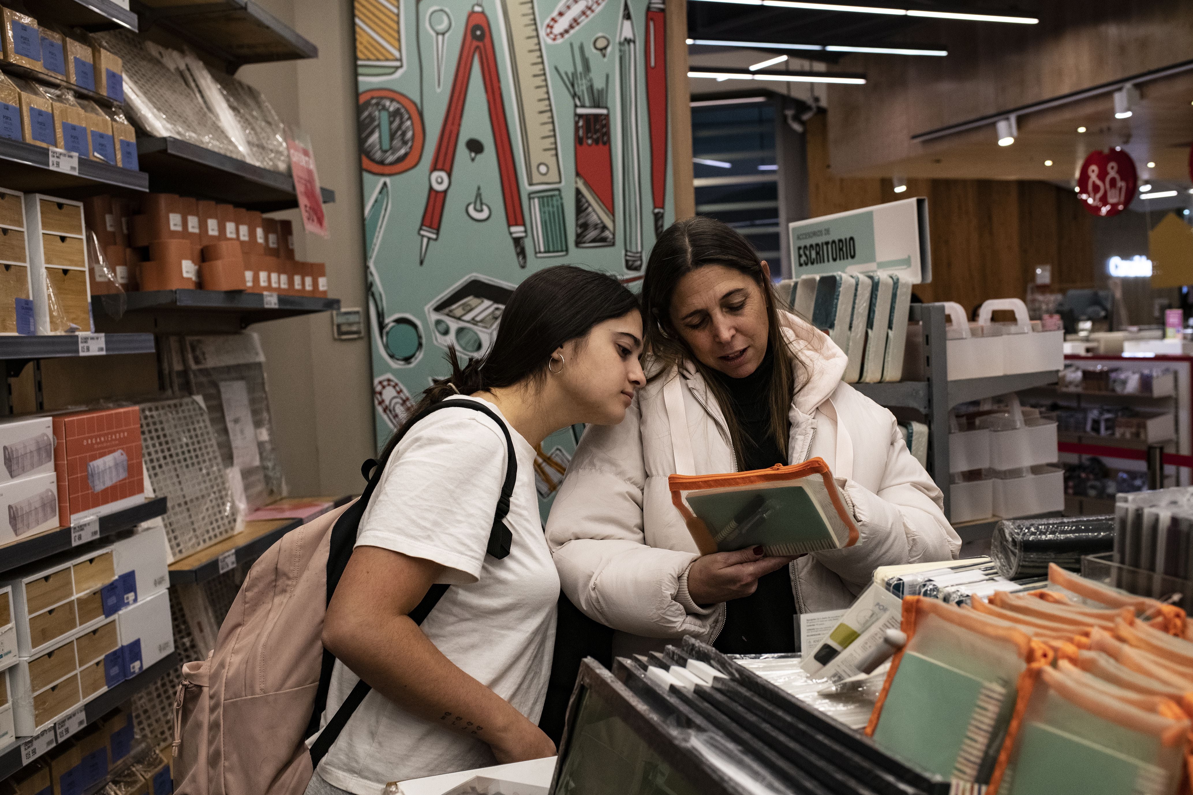 Mara Laura Bustos y su hija Delfina, de Mendoza, Argentina, en un centro comercial de Santiago.