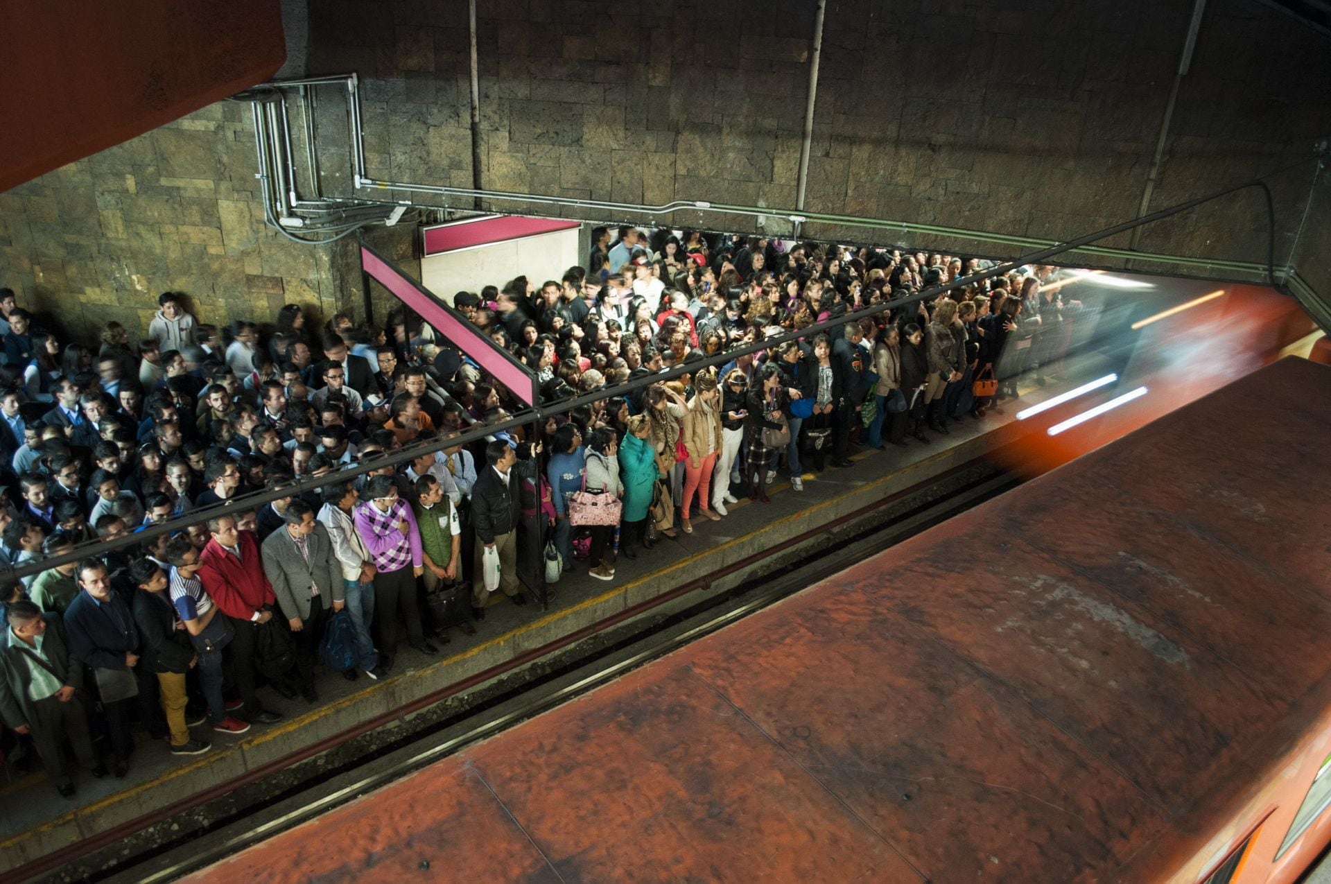 ‘¡Manden más trenes!’: Usuarios del Metro de CDMX reportan retrasos de 10 minutos en 3 líneas