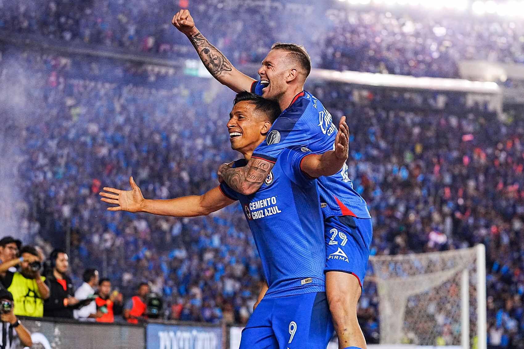 Ángel Sepúlveda y Carlos Rotondi celebran gol de Cruz Azul. (Foto: MEXSPORT) 
