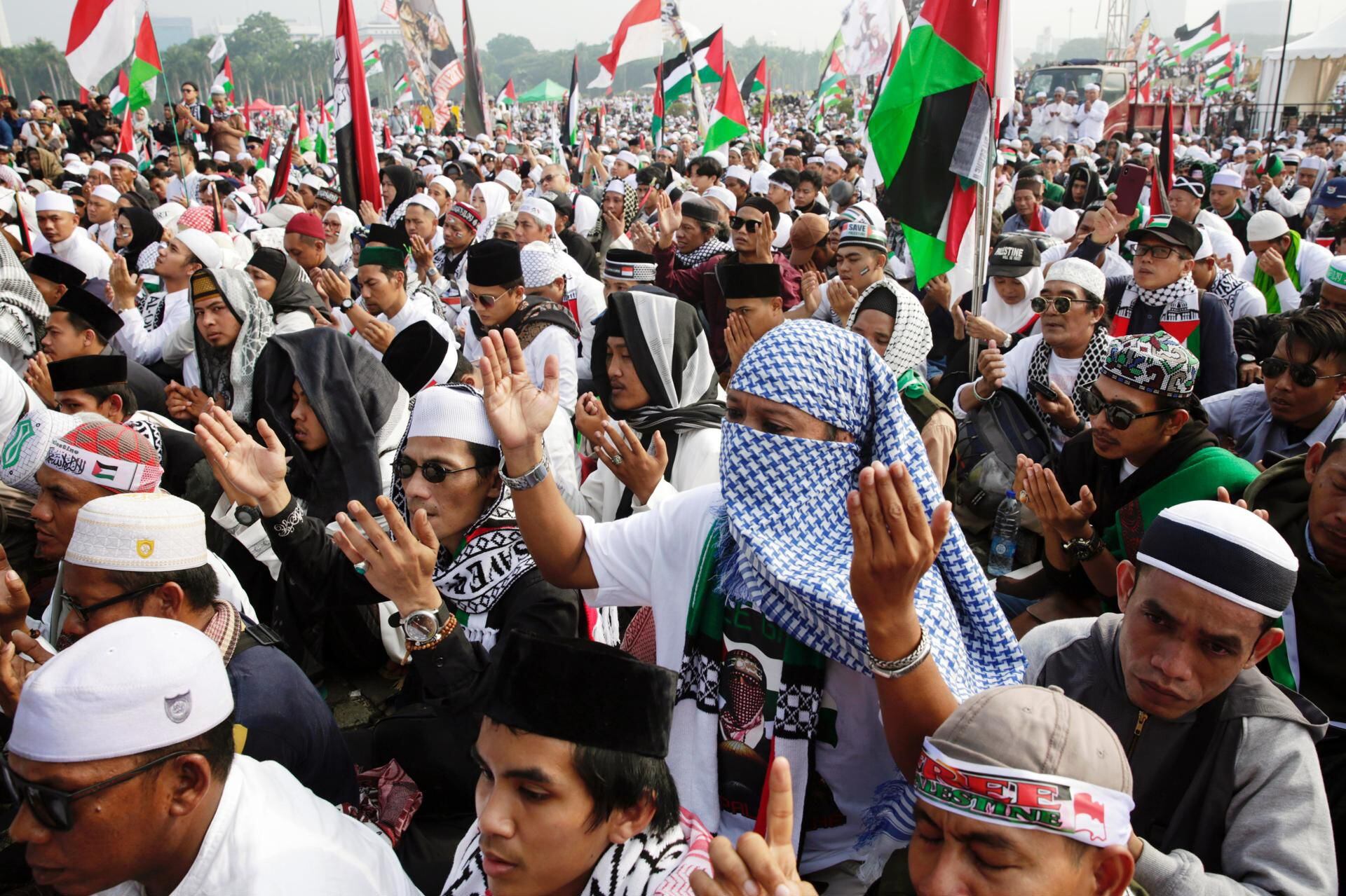 Personas musulmanas participan en una oración masiva en solidaridad con Palestina, en Indonesia, el 2 de diciembre.