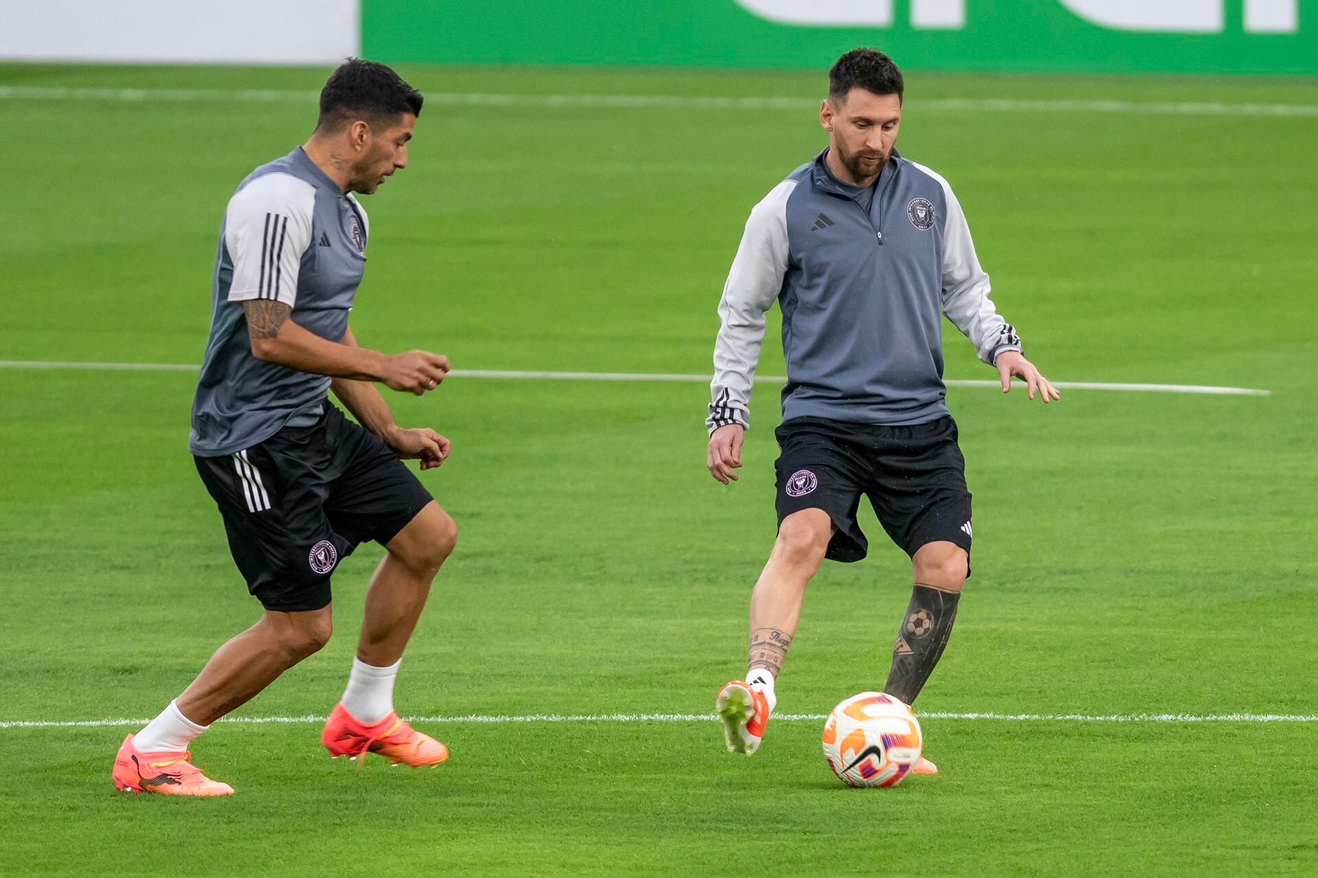 Lionel Messi y Luis Suárez de Inter Miami participan en un entrenamiento este martes 9 de abril, en el estadio BBVA en Monterrey (México). (Foto: EFE/ Miguel Sierra).