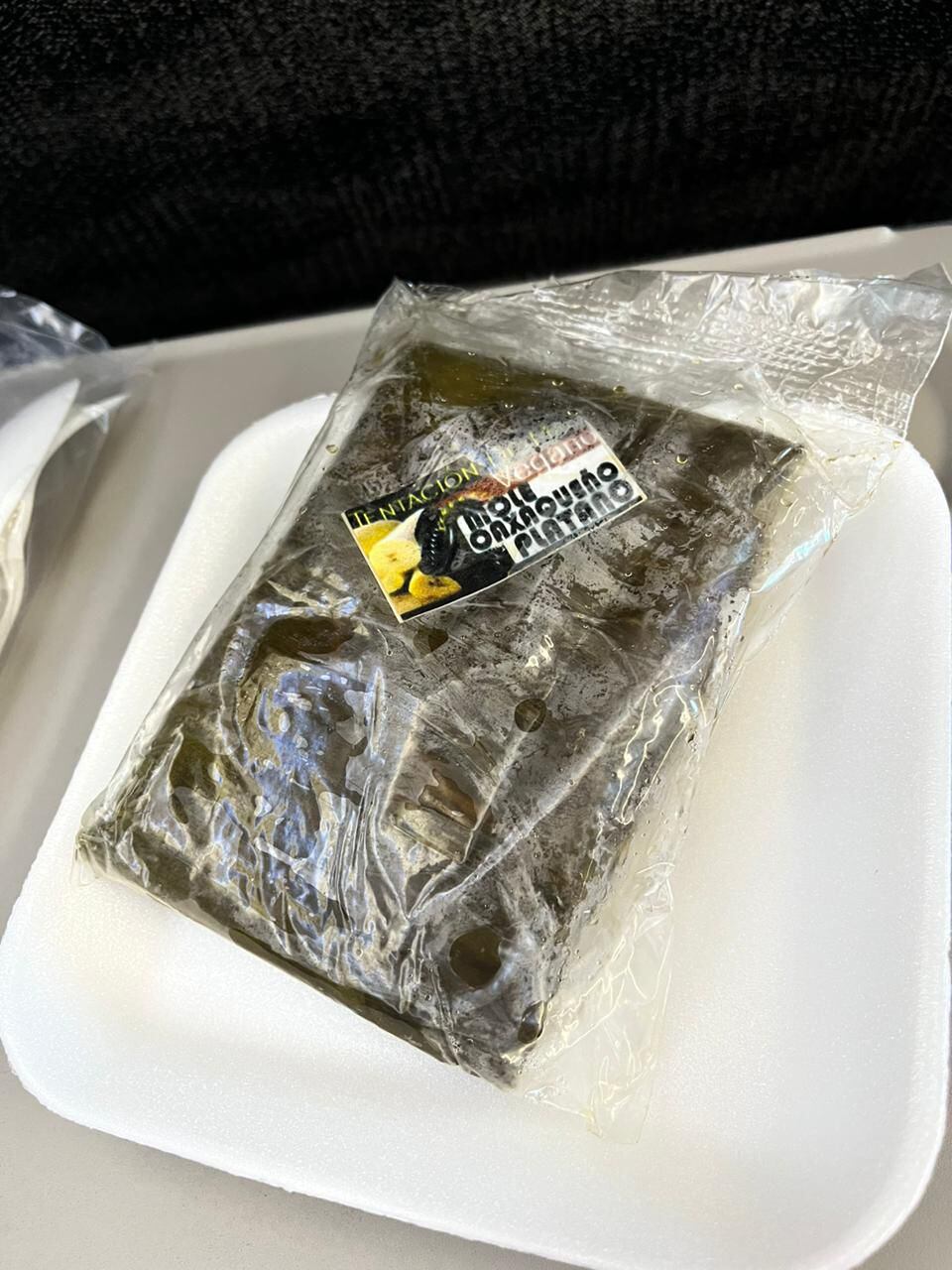 El canciller Marcelo Ebrard ofreció tamales veganos en el vuelo a Sonora este 2 de febrero. (Foto: Pablo Hiriart).
