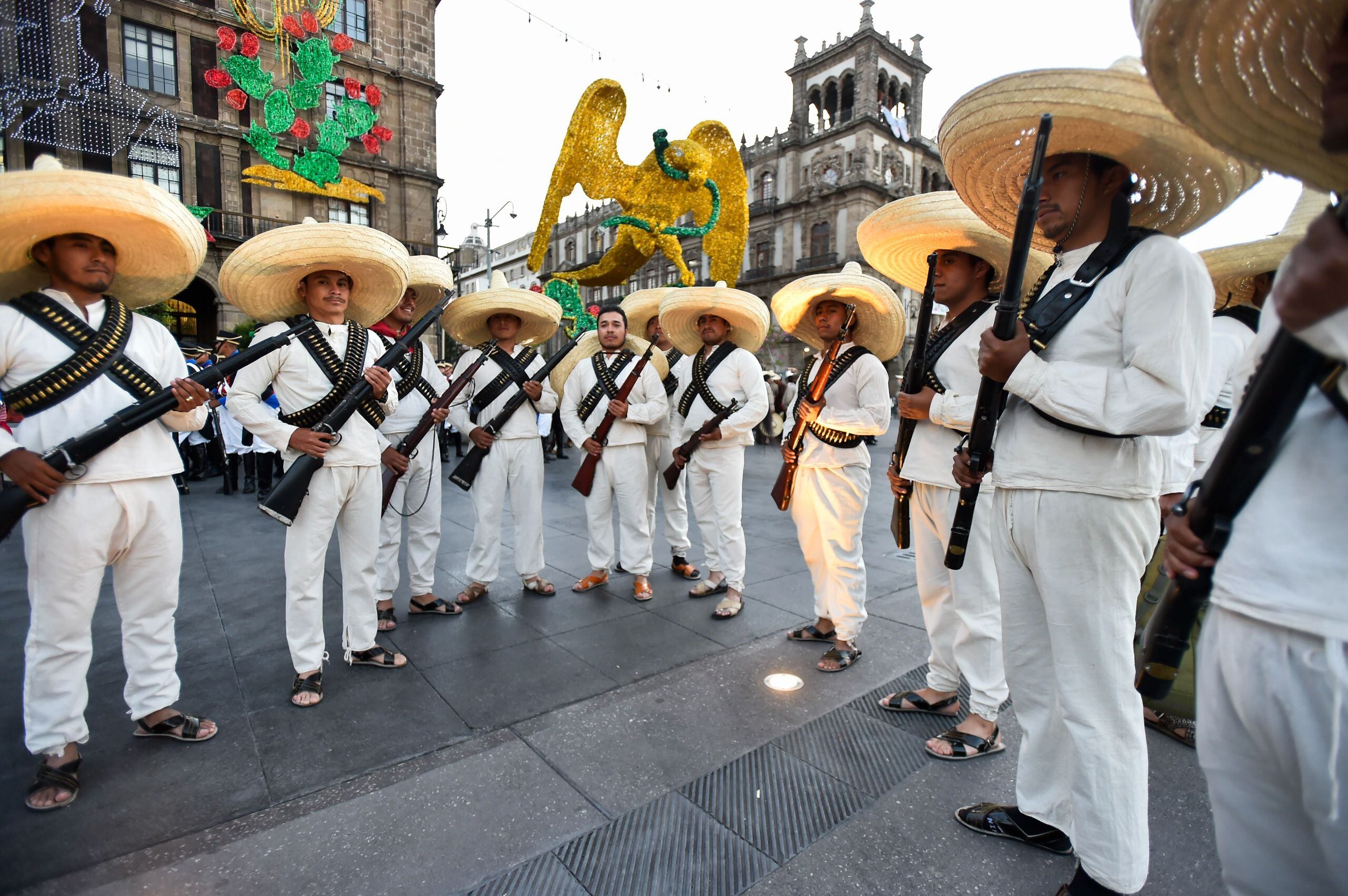  Claudia Sheinbaum Pardo, presidenta de México encabezó la ceremonia Conmemorativa de los 200 años de la República en el Zócalo.(Presidencia)