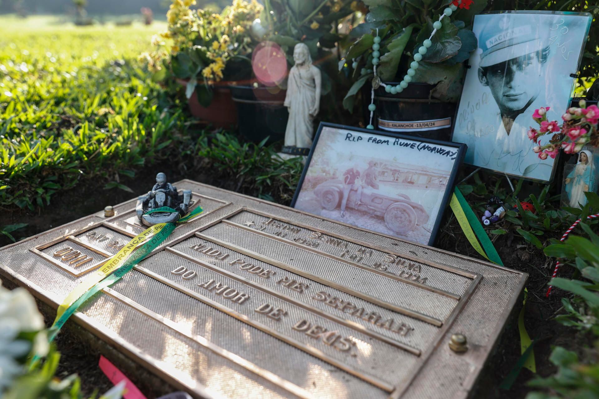 Fotografía de la tumba del automovilista brasileño Ayrton Senna este miércoles, cuando se conmemoran tres décadas de su fallecimiento, en el cementerio de Morumbi en Sao Paulo (Brasil).