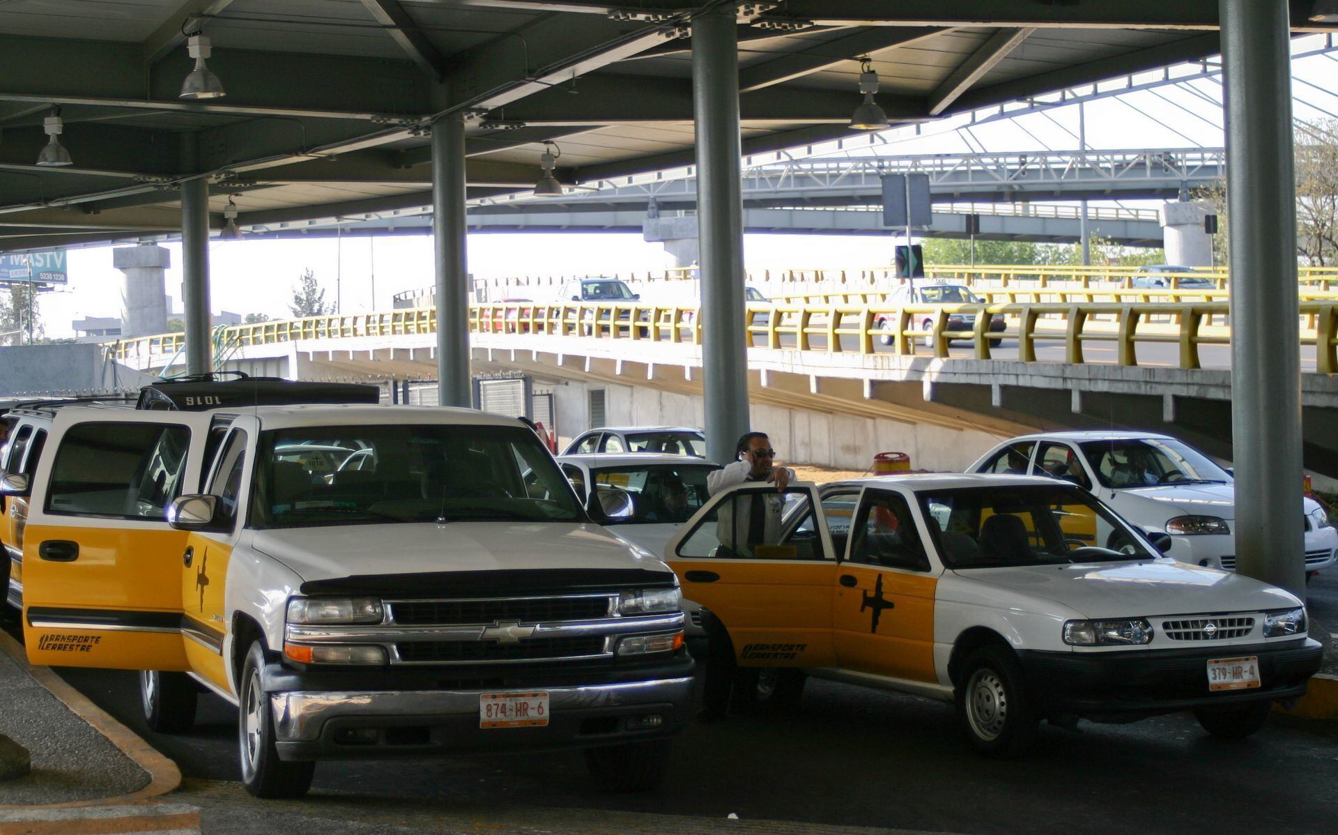 Servicio de taxis en el Aeropuerto Internacional de la Ciudad de México.