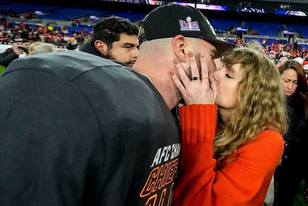 Taylor Swift besa al tight end de los Chiefs de Kansas City Travis Kelce después del partido de campeonato de la AFC. (Foto: AP)
