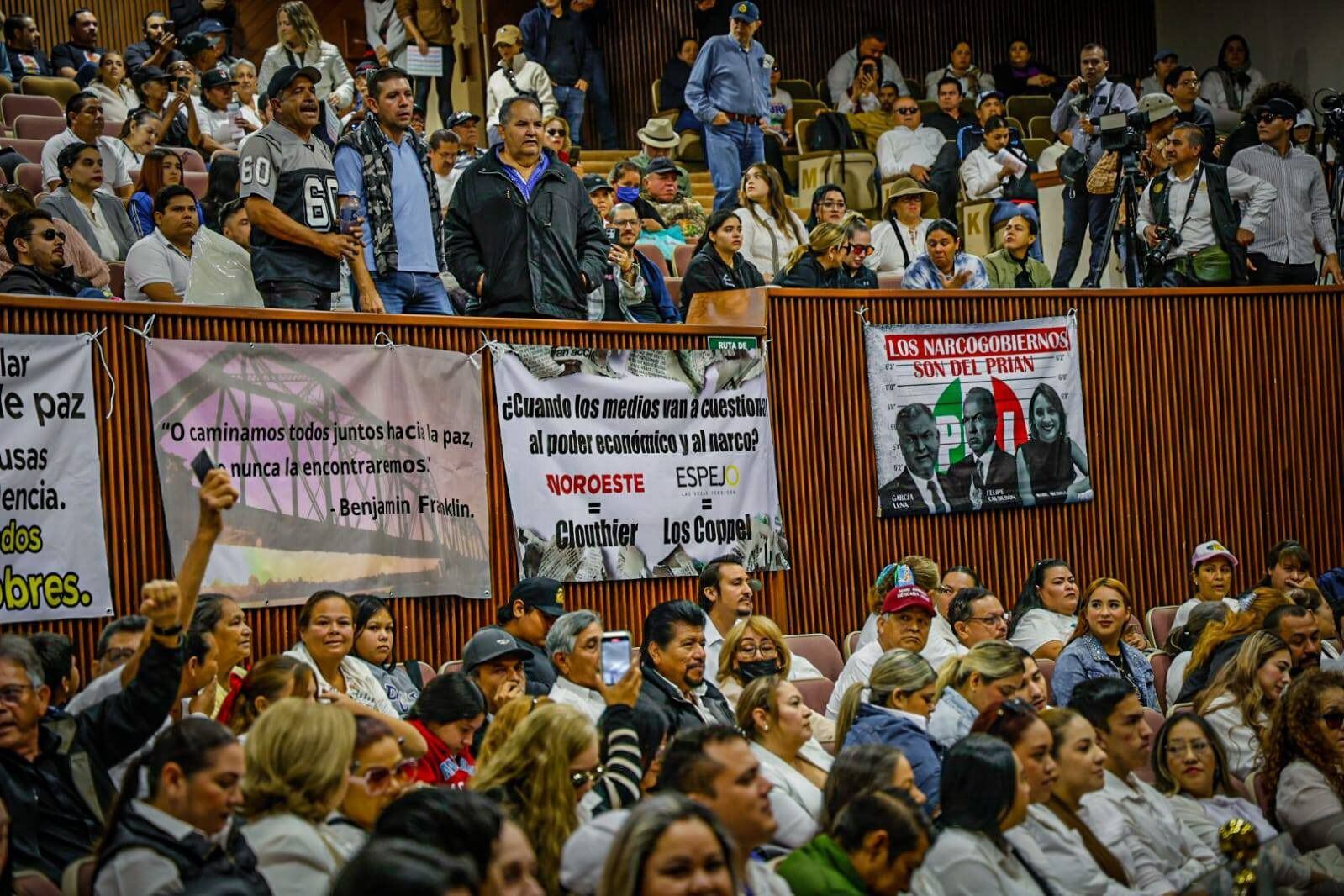 Las manifestaciones se dieron contra Rubén Rocha se dieron al interior de Congreso de Sinaloa.  [Fotografía. Carlos Velázquez Martínez]