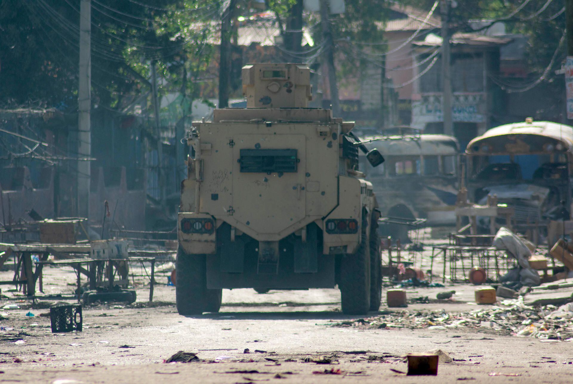 Auto blindado patrulla las calles tras saqueos en Puerto Príncipe. (Foto: EFE)