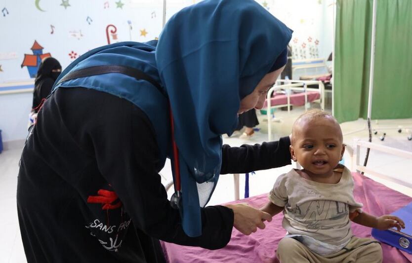 La pediatra de MSF Eugenia Matos examina a Assil, un bebé de 13 meses que recibe tratamiento en el hospital materno-infantil Al-Qanauis.