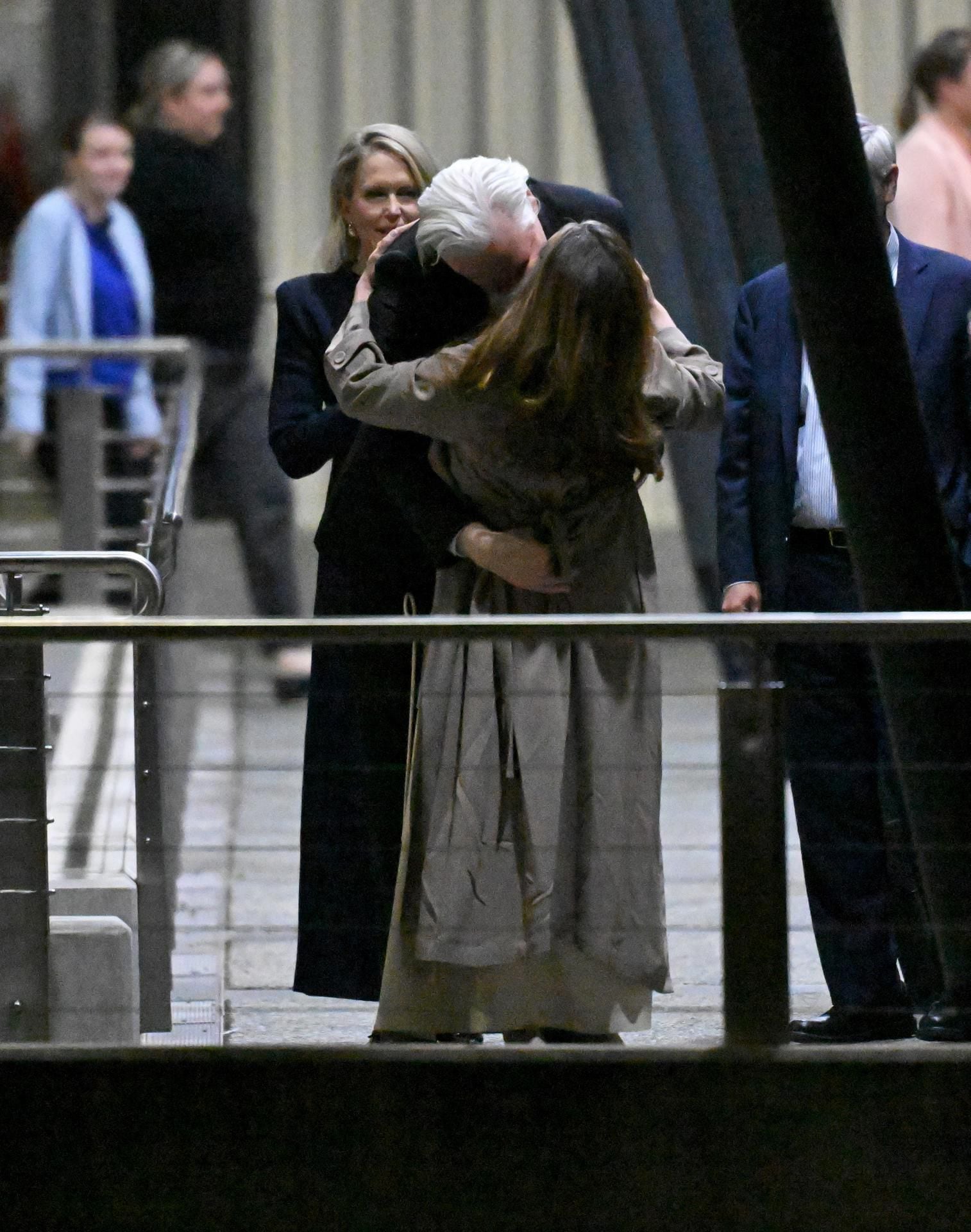 El fundador de WikiLeaks, Julian Assange, besa a su esposa Stella Morris a su llegada al aeropuerto de Canberra, en Canberra, Australia, 26 de junio de 2024. (Foto: EFE).