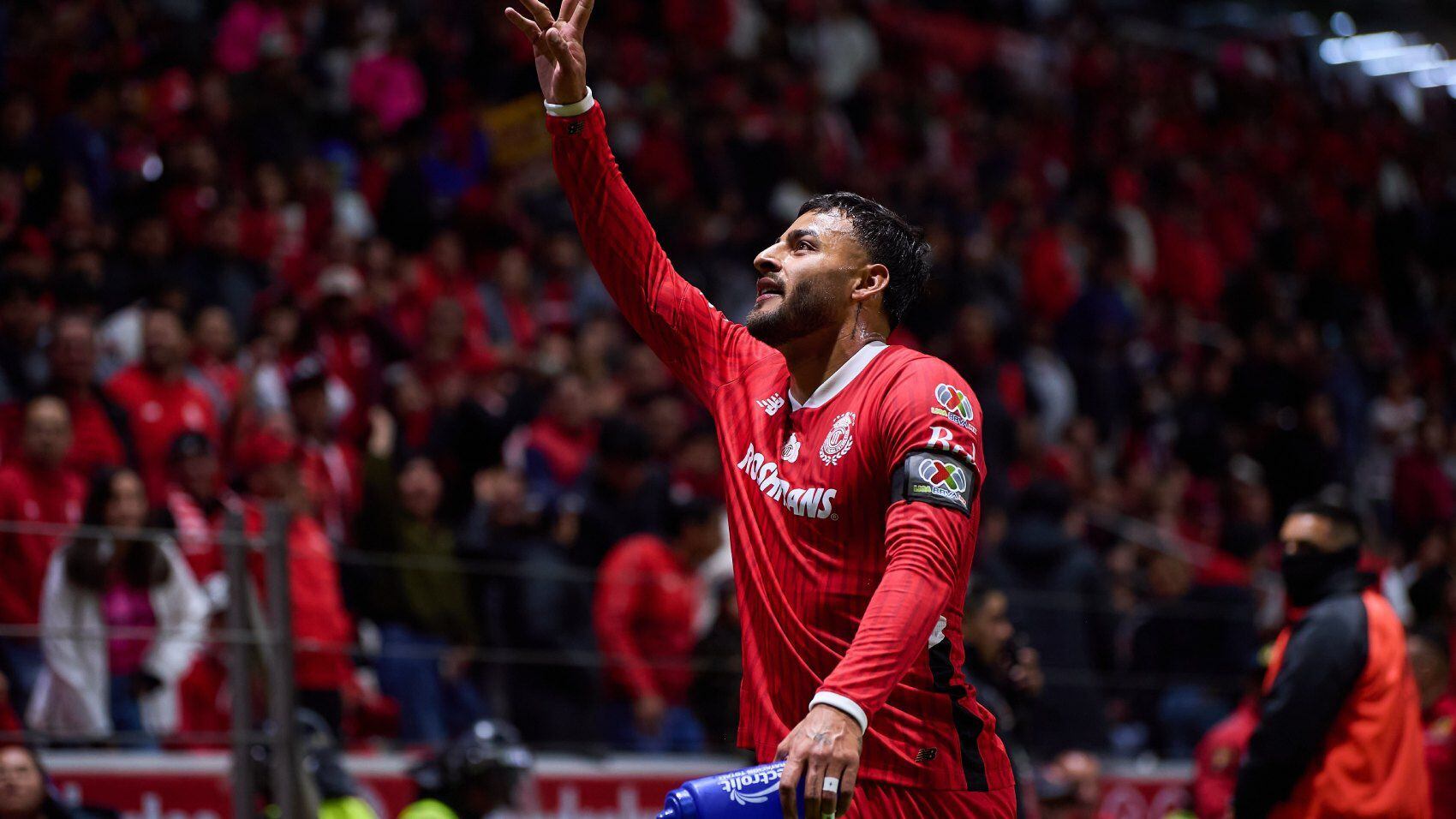 Toluca derrotó a Chivas en el Clausura 2025 gracias a un gol de Alexis Vega. (foto: Mexsport)