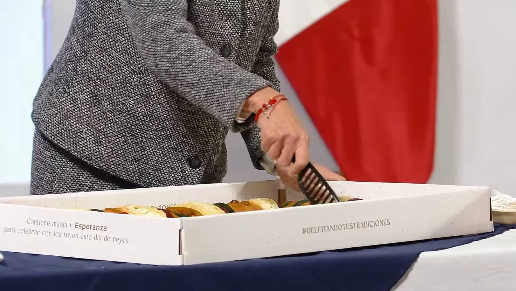 Claudia Sheinbaum partió una rosca tradicional de La Esperanza en Palacio Nacional. (Foto: YouTube / Claudia Sheinbaum).