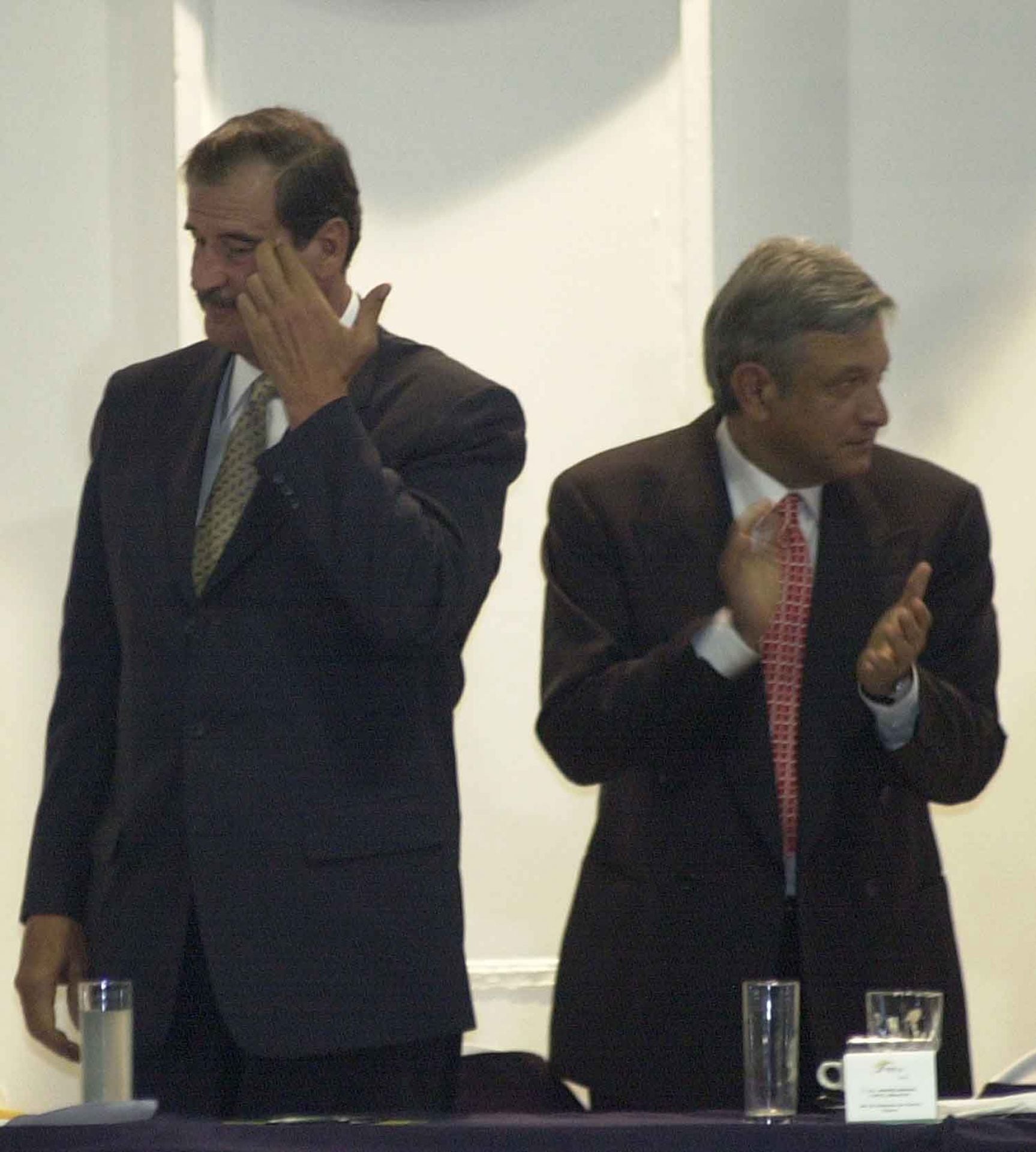 El entonces presidente Vicente Fox y Andrés Manuel López Obrador cuando era jefe de gobierno del D. F. 