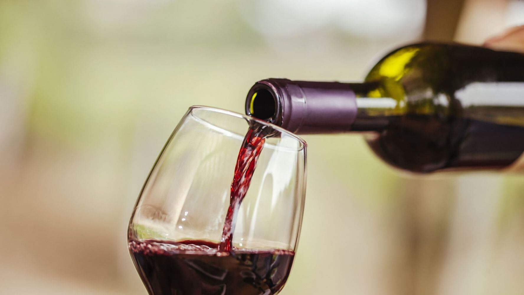 El vino tinto se ha estudiado por sus beneficios a la salud cuando se toma de forma moderada (Foto: Shutterstock)