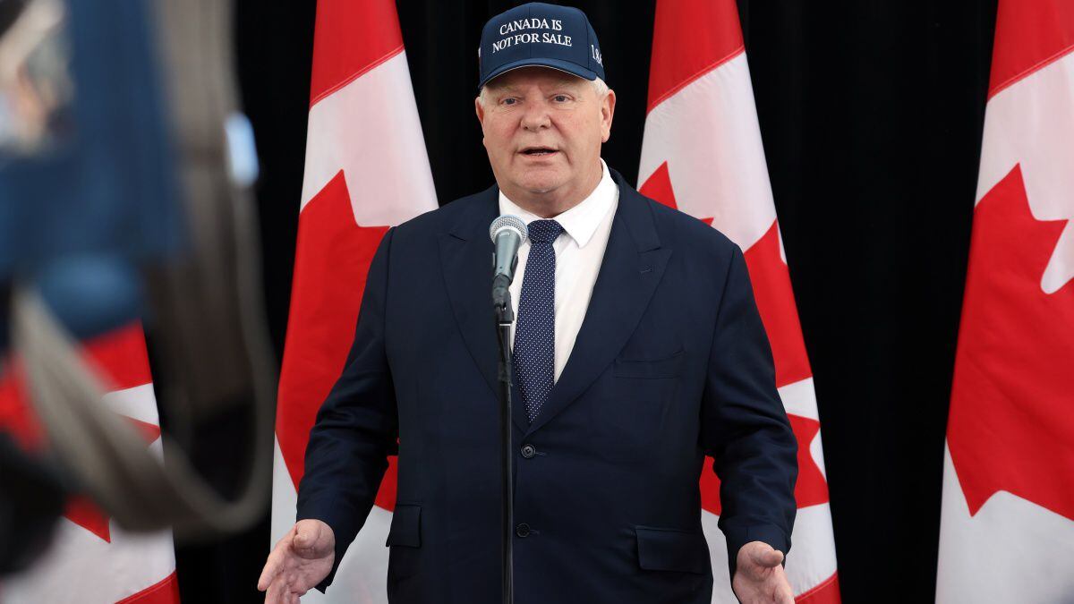 El primer ministro de Ontario, Doug Ford, lleva un sombrero con el lema “Canada Is Not For Sale” (Canadá no está a la venta). 