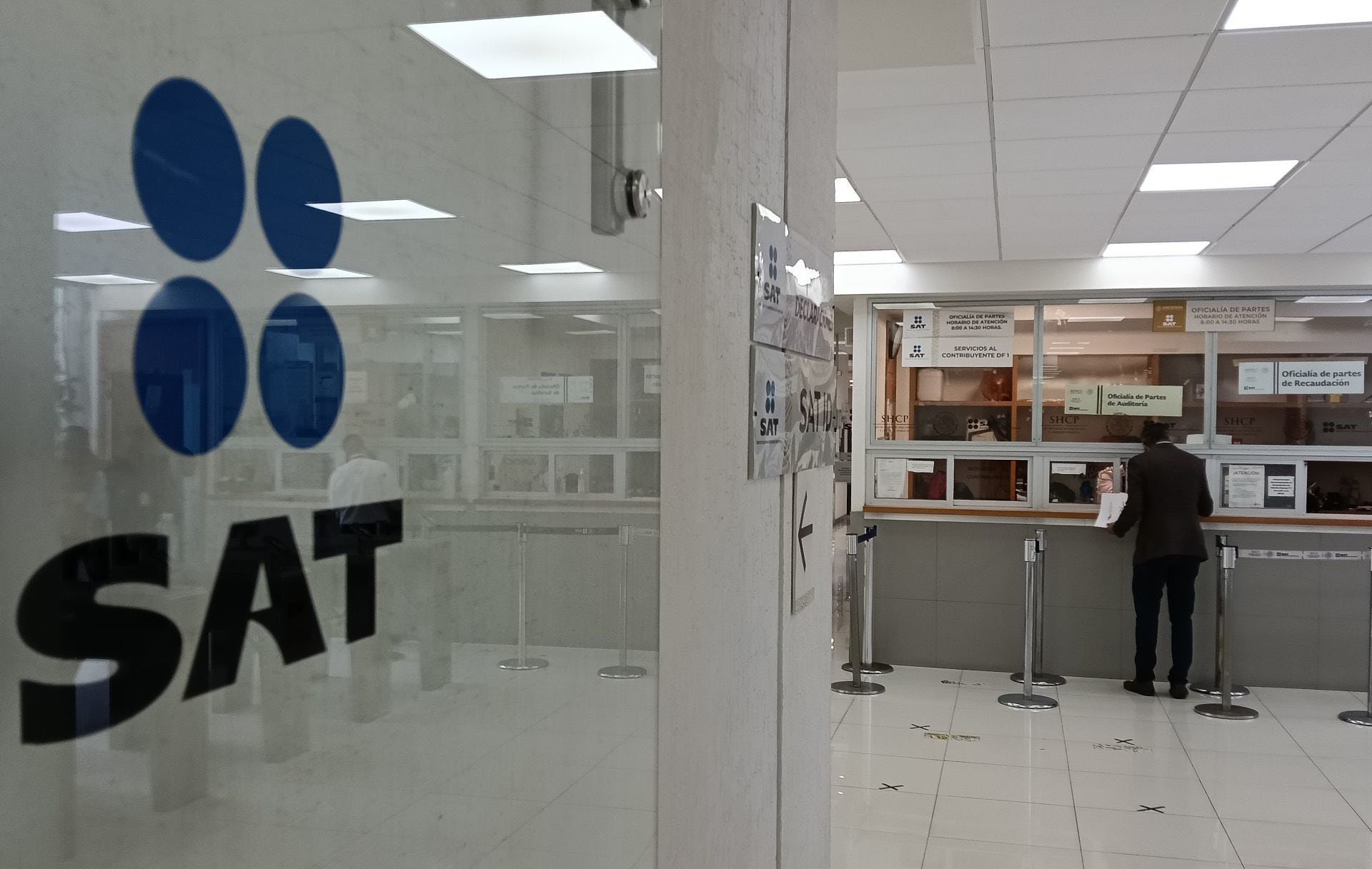 Puedes solicitar tu devolución de impuestos en las oficinas del SAT.