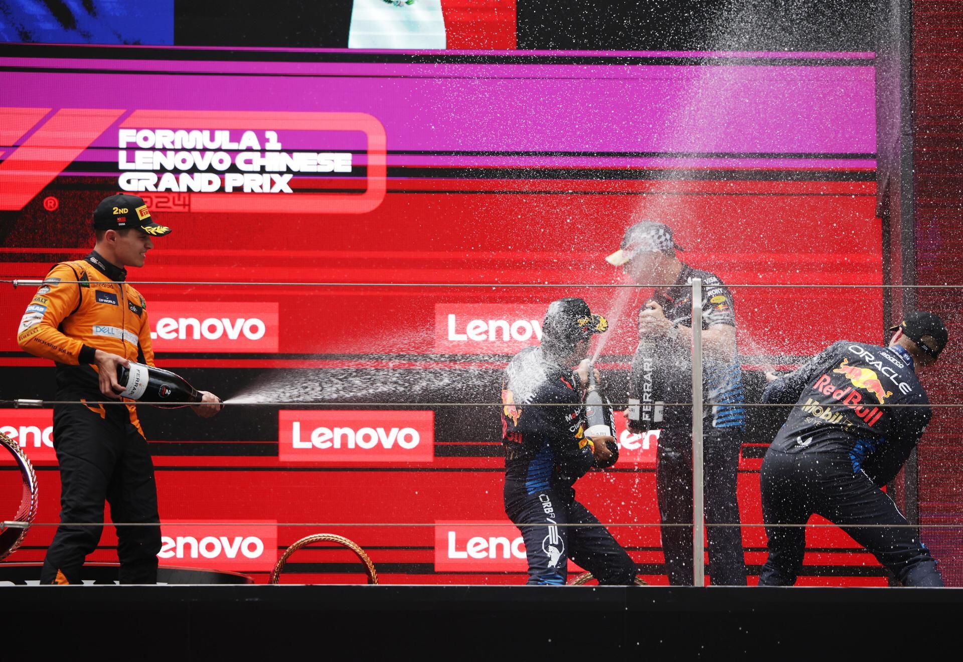 El podio del Gran Premio de China 2024 fue: Verstappen, Norris y Pérez.