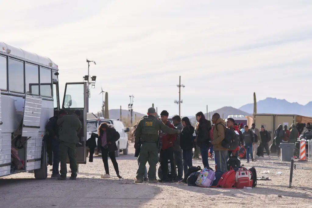 Trump dijo que utilizará a las Fuerzas Armadas para aplicar sus planes de deportación masiva de migrantes indocumentados. Foto: EFE