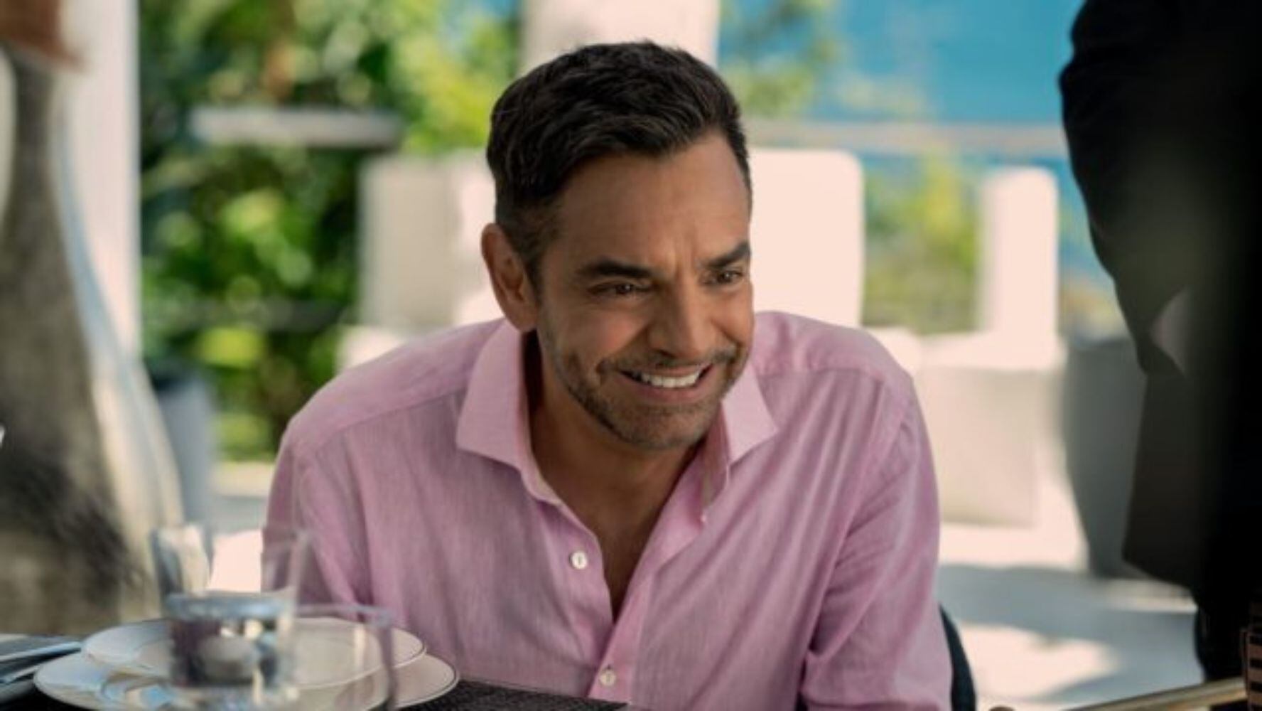 Eugenio Derbez protagoniza la serie 'Acapulco', de Apple TV+. (Foto: Apple TV)