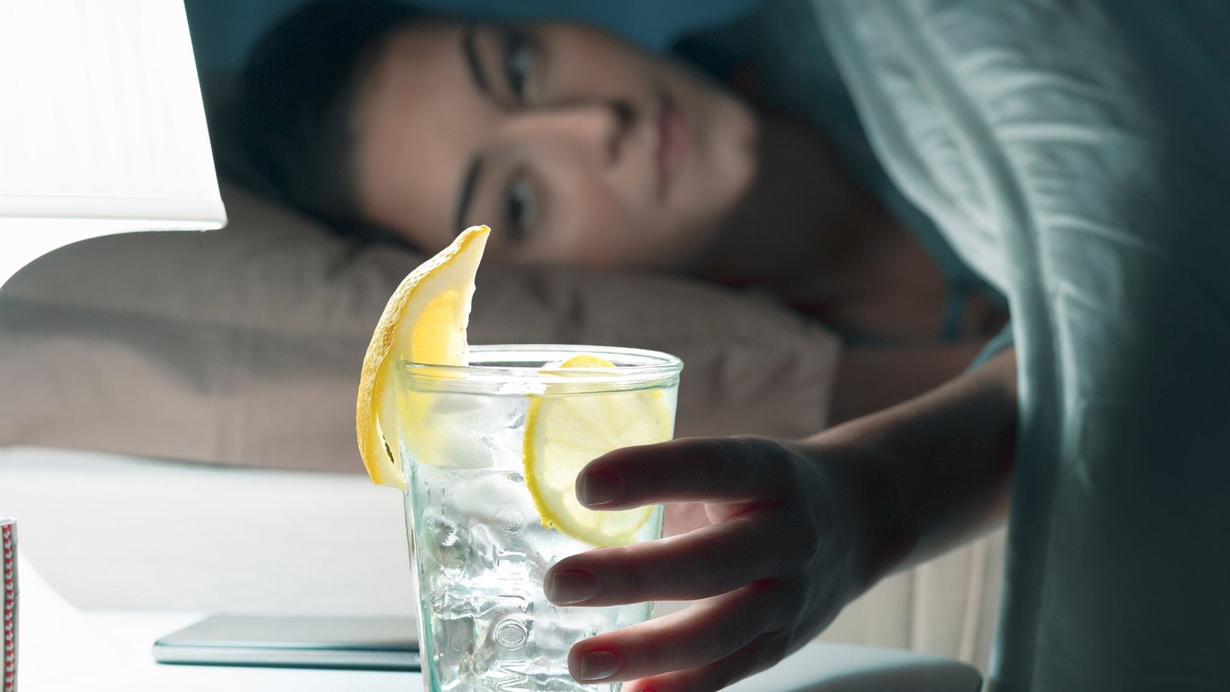 Hay personas que suelen tomar agua con limón antes de dormir. (Foto: Especial)