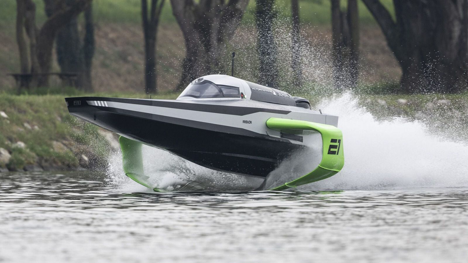 Los pilotos de la E1 Series conducirán botes eléctricos conocidos como RaceBird, con motor eléctrico fuera de borda que permite velocidades de hasta  unos 93 kilómetros por hora.