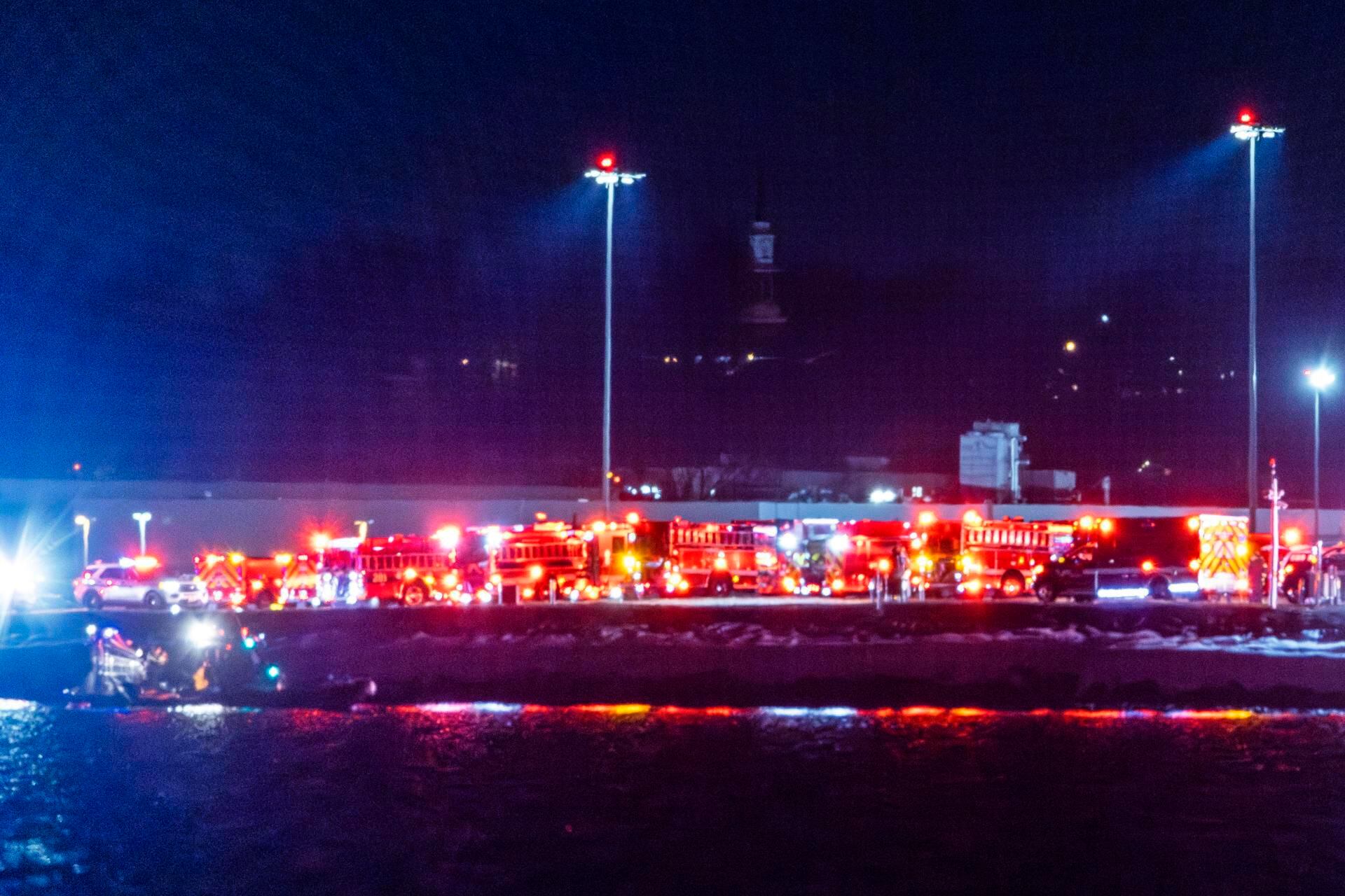 Equipos de rescate se reúnen para responder a un accidente aéreo en el río Potomac, cerca del Aeropuerto Nacional Ronald Reagan en Washington, DC.