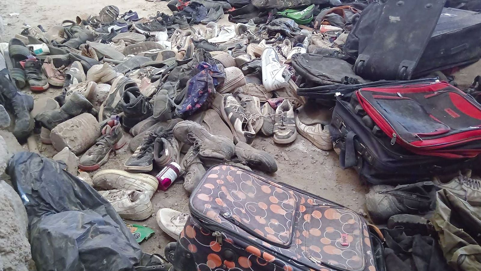 En las fosas clandestinas ubicadas en Teuchitlán se encontraron objetos como zapatos, mochilas y casquillos de armas de fuego. [Fotografía. Especial]