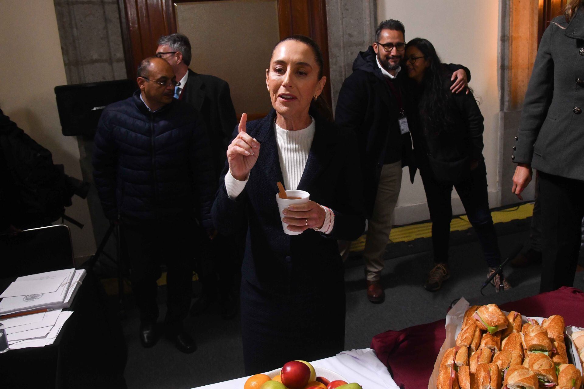 Claudia Sheinbaum tomó ponche en Palacio Nacional. (Foto: Cuartoscuro.com)