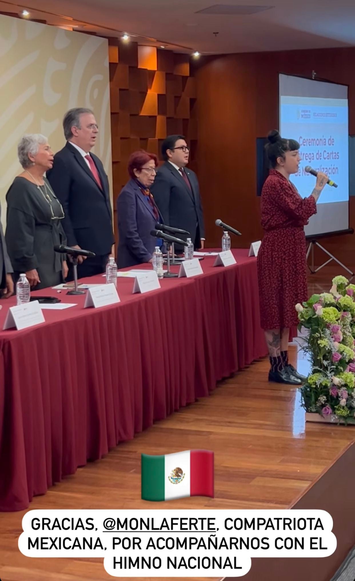 Mon Laferte cantó el himno nacional durante su entrega de Carta de Naturalización. (Foto: Instagram / @marcelo.ebrard)